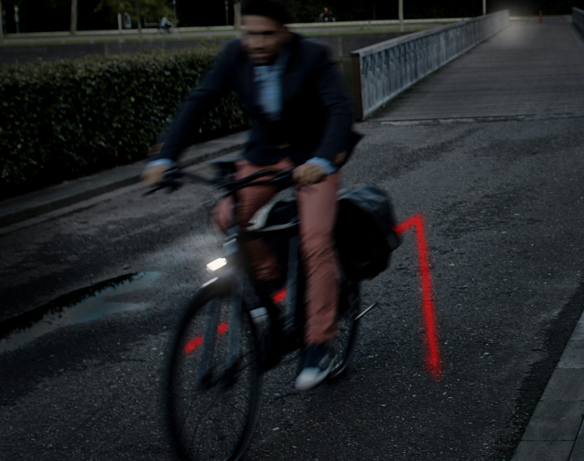 Two laserbeams are at the bike’s rear end projected on the road. – Photo Koga