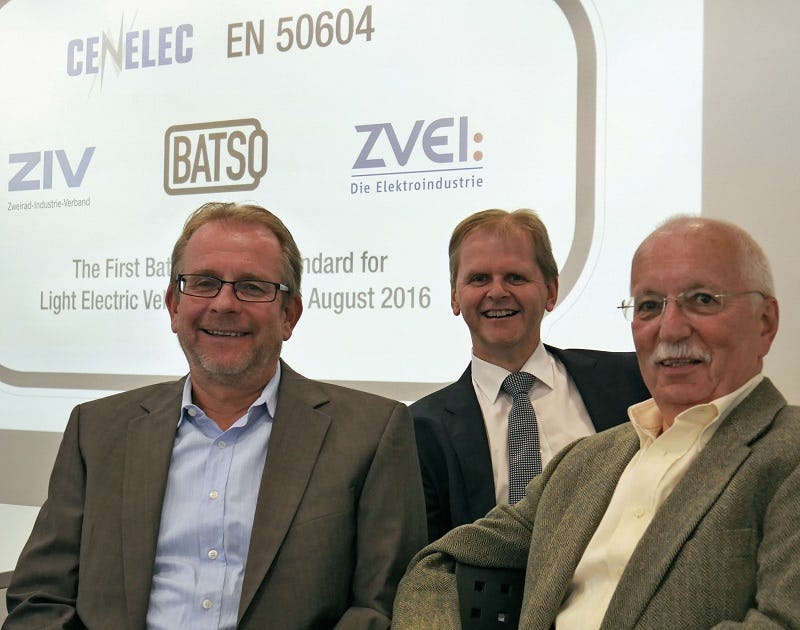 Siegfried Neuberger, Managing Director, Zweirad-Industrie-Verband e.V.(from left); Stephan Scheuer, Chairman, Battery Safety Organization e.V. – Richard Aumayer, Convenor of the CENELEC standardization project. – Photo Extra Energy
