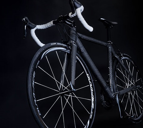 由碳／Dyneema混合層板製成的公路車框。照片來源／Royal DSM