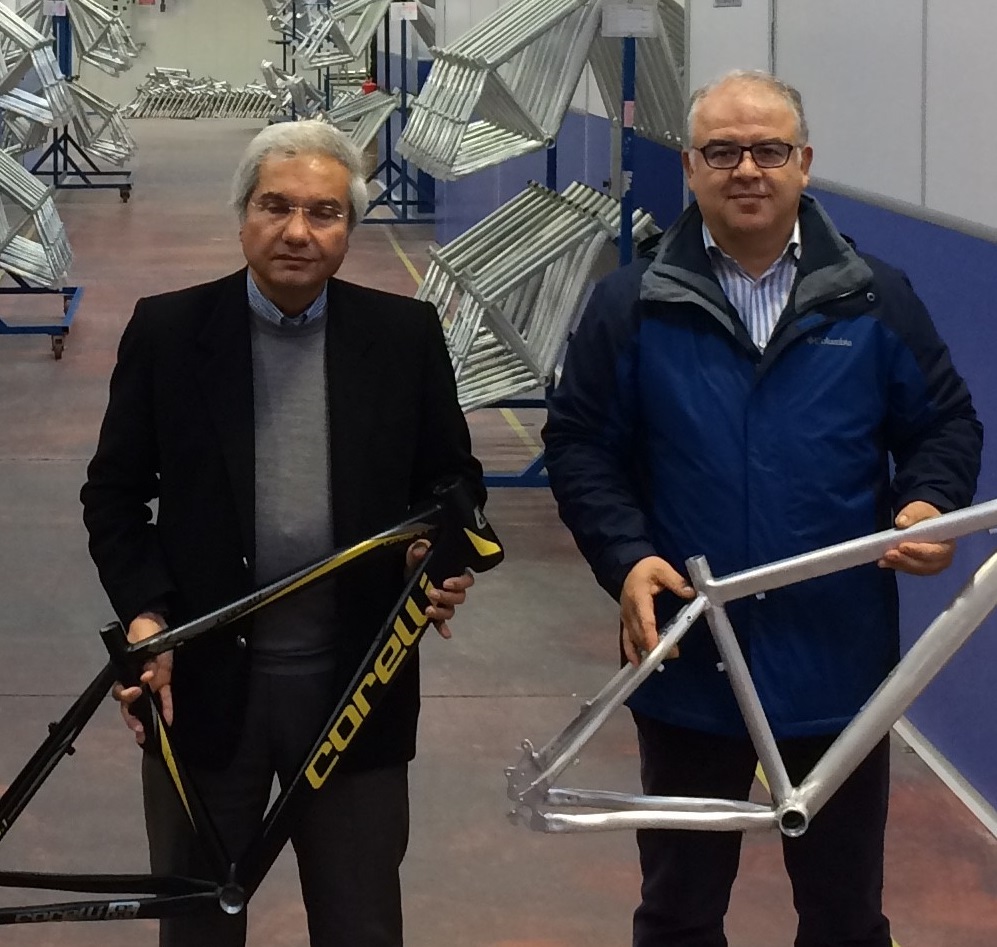 於土耳其製造鋁合金車架的Korel老闆Ali Korkmaz(圖左)及工廠經理Tolga Yilmaz。照片來源／Korel