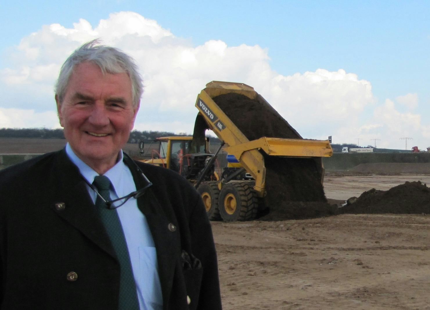 Heinrich von Nathusius於3週前剛開始進行生產的MIFA新廠前。照片來源/Bike Europe