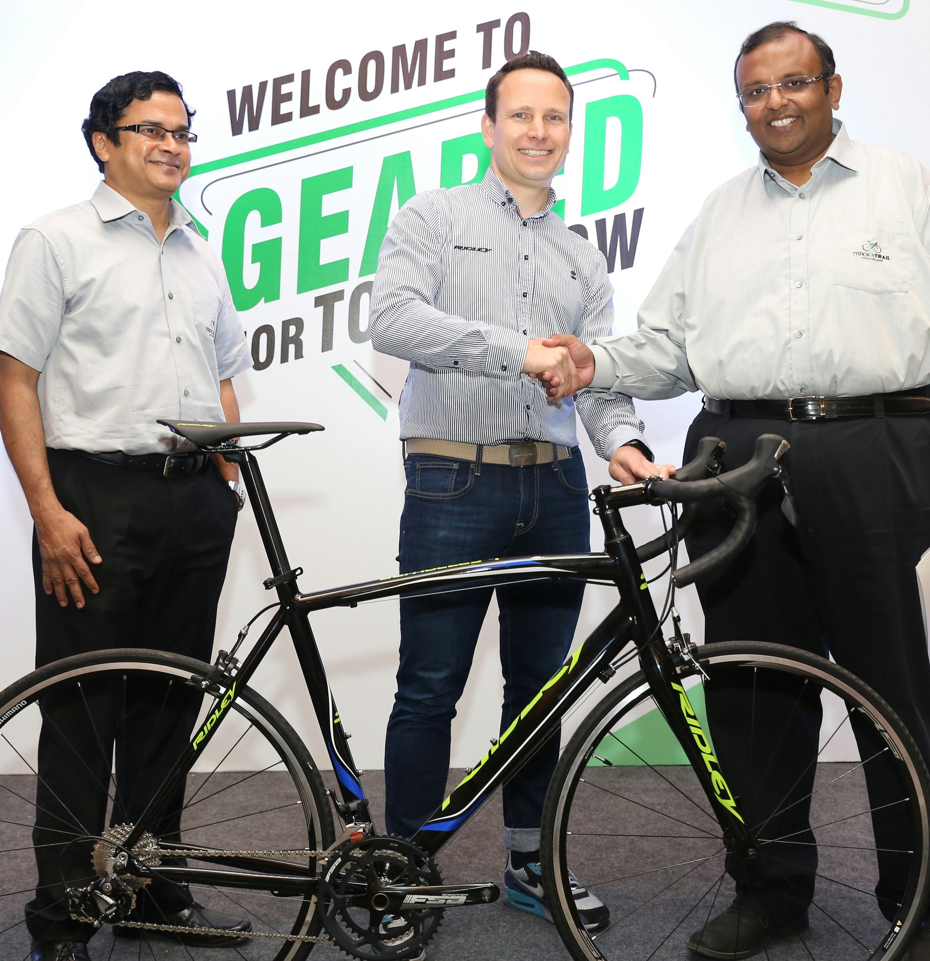 Edward Vlutters, International Sales Director of Ridely Sport with Arun Alagappan, President of TI Cycles (r.) and K R Chandrasekaren, COO of TI Cycles (l.). – Photo Satnam Singh