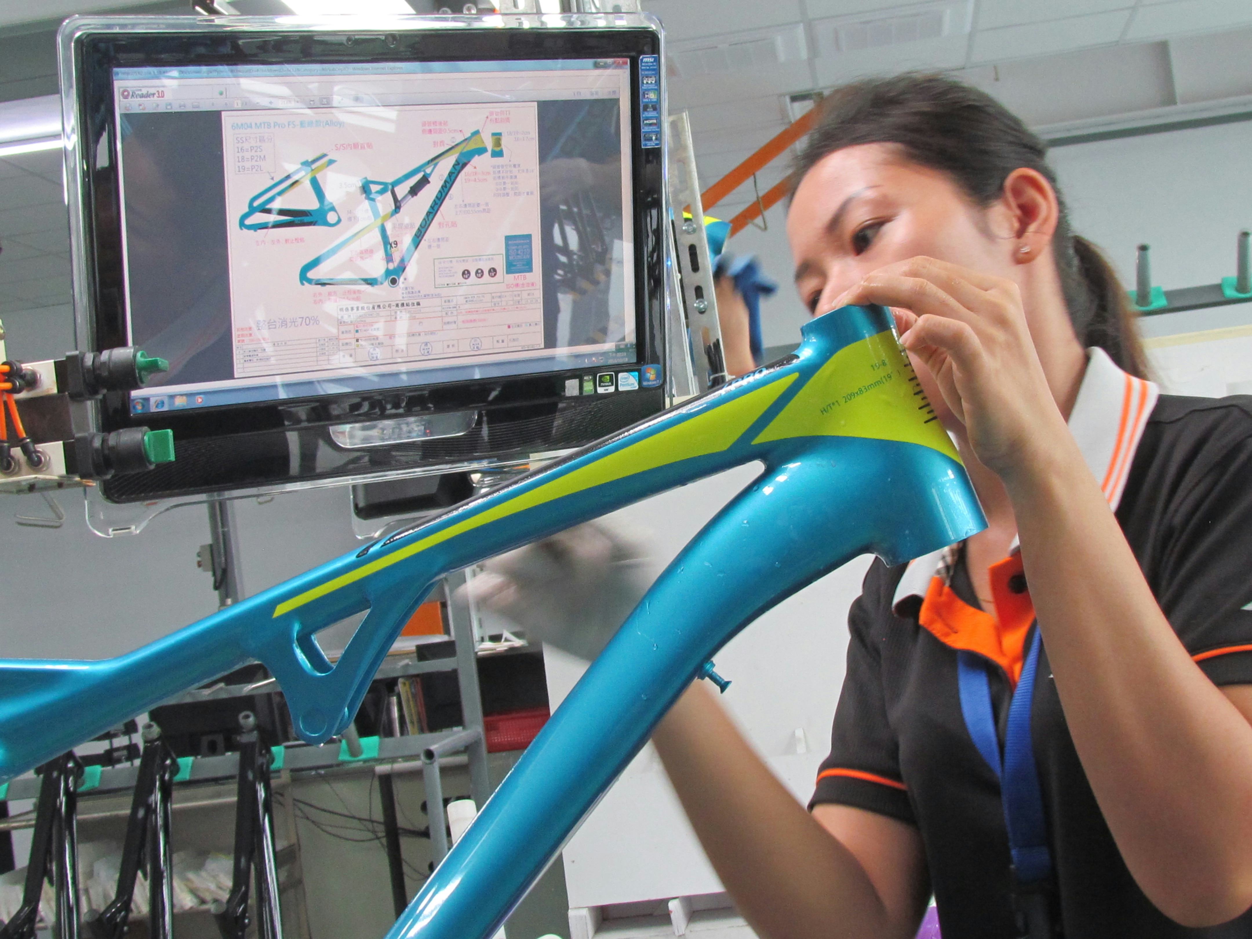 Decal application stands out at high-end assembler Axman. - Photos Bike Europe