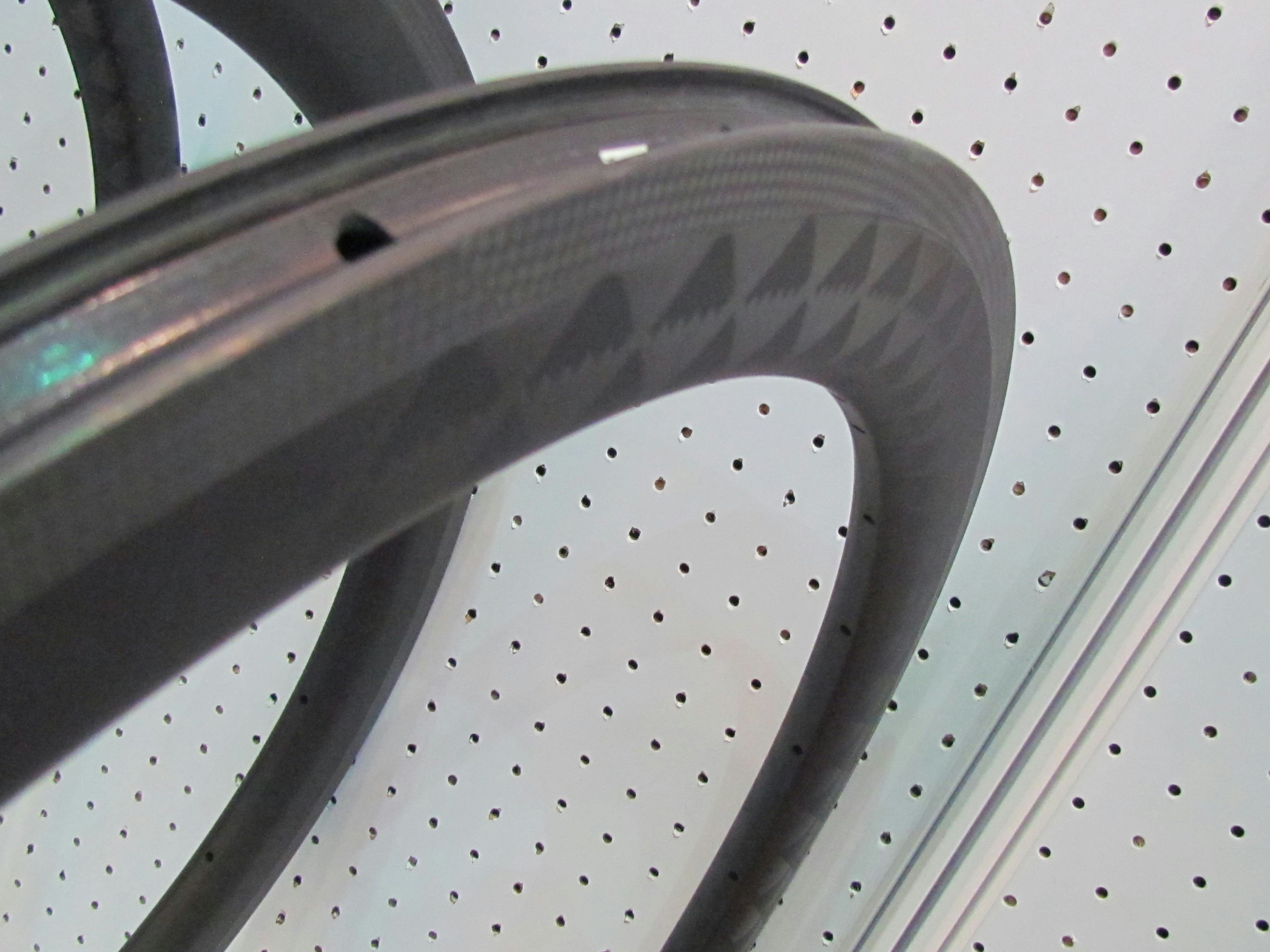 Production of carbon components in Europe is to start soon. In Taiwan Velocite runs automated carbon rim production. – Photo Bike Europe