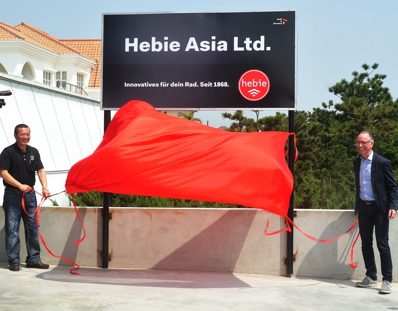 Official opening of Hebie Asia with GM Paul Lin (left) and Hebie-GM Dirk Niermann. – Photo Hebie