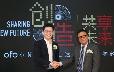 Ofo founder of Dai Wei (l.) and Fushida Group Chairman Xin Jiansheng. – Photo CBA