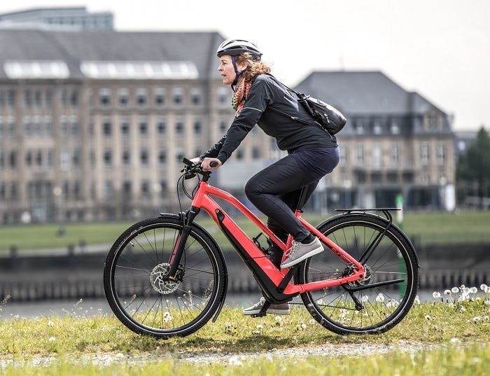 To improve the range the two Specialized Vado speed e-bikes come with the new and larger 21700 battery cells. – Photo Specialized