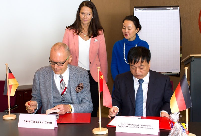 Xiangyu Liu (r.) Vice Director of the Tianjin Xiqing Economic Development Area and Thun Group’s CEO Alfred Thun signing the lease contract for the new facility in Tianjin. – Photo Alfred Thun & Co.