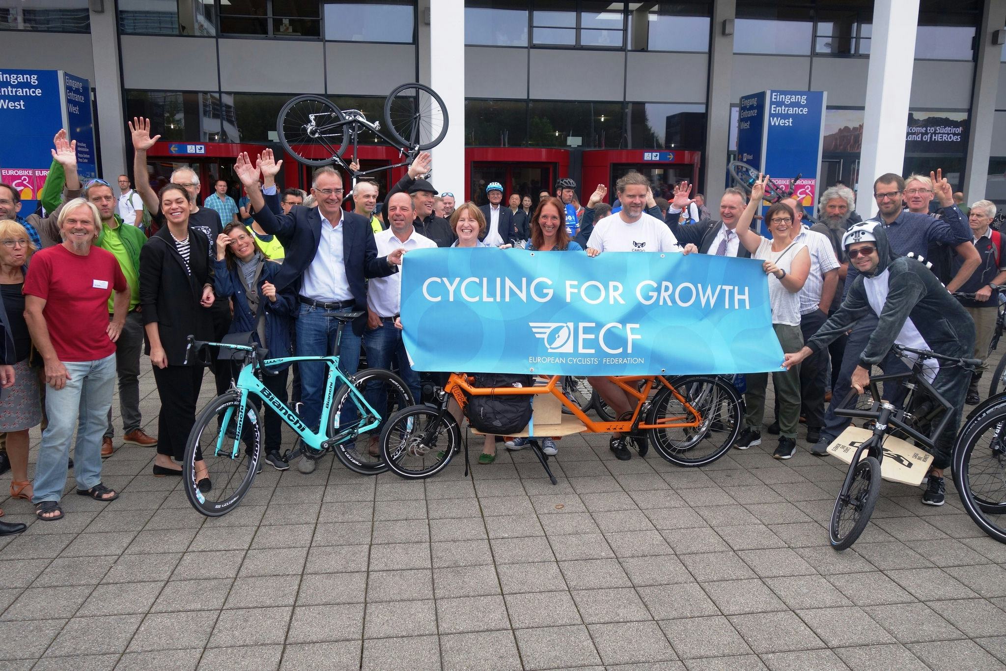 Leader’s Ride is VIP ride and networking event to celebrate opening of Eurobike 2017. – Photo ECF