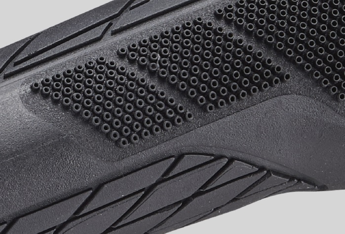 Especially in wet and sweaty conditions the Microtech handlebare grips provide additional grip. – Photo Velo