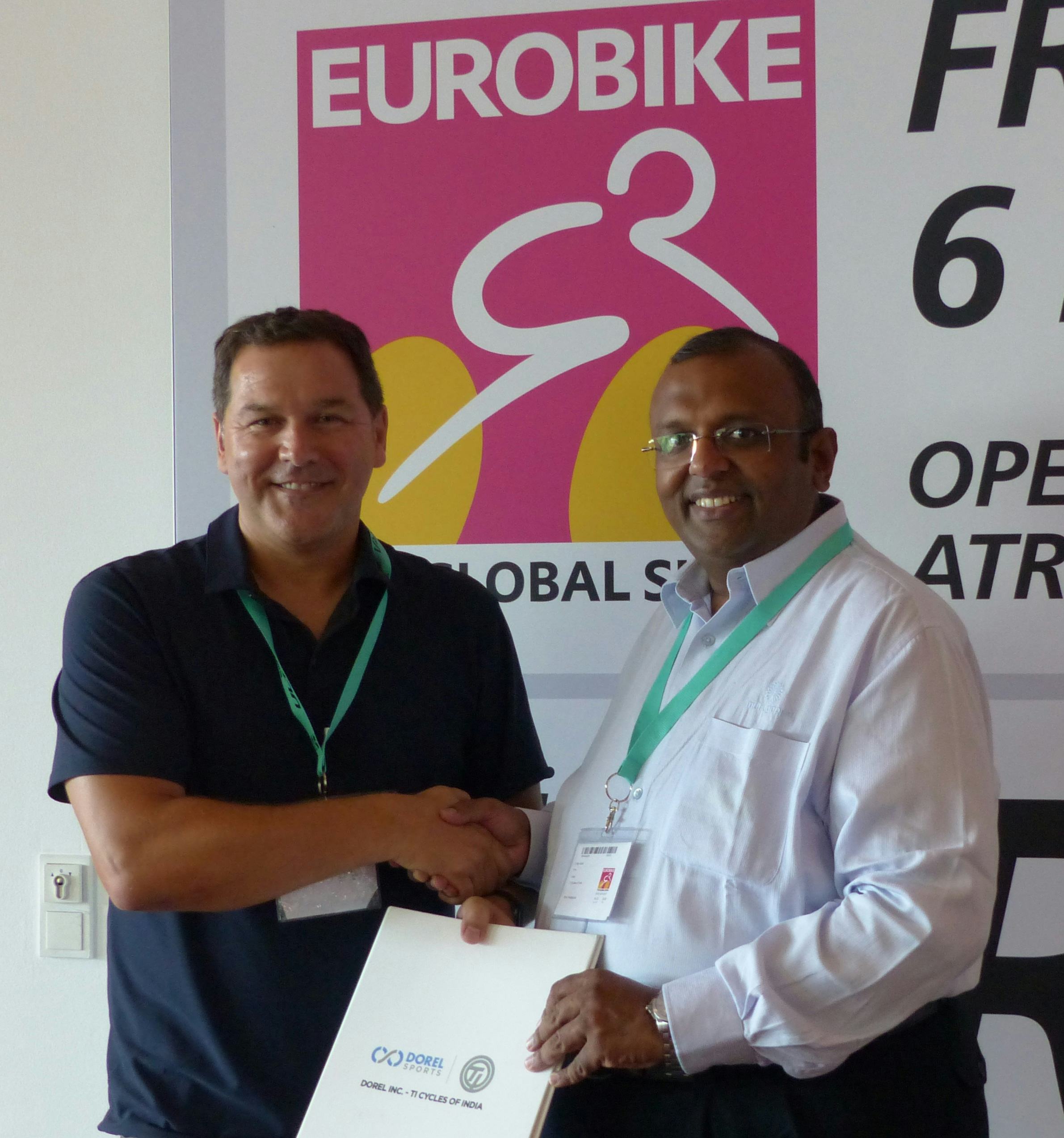 TI Cycles of India President Arun Alagappan and Dorel Sports Senior Vice President Int’l Sales Jeff Weiss (l.) concluded their licensing agreement at Eurobike. – Photo Bike Europe 