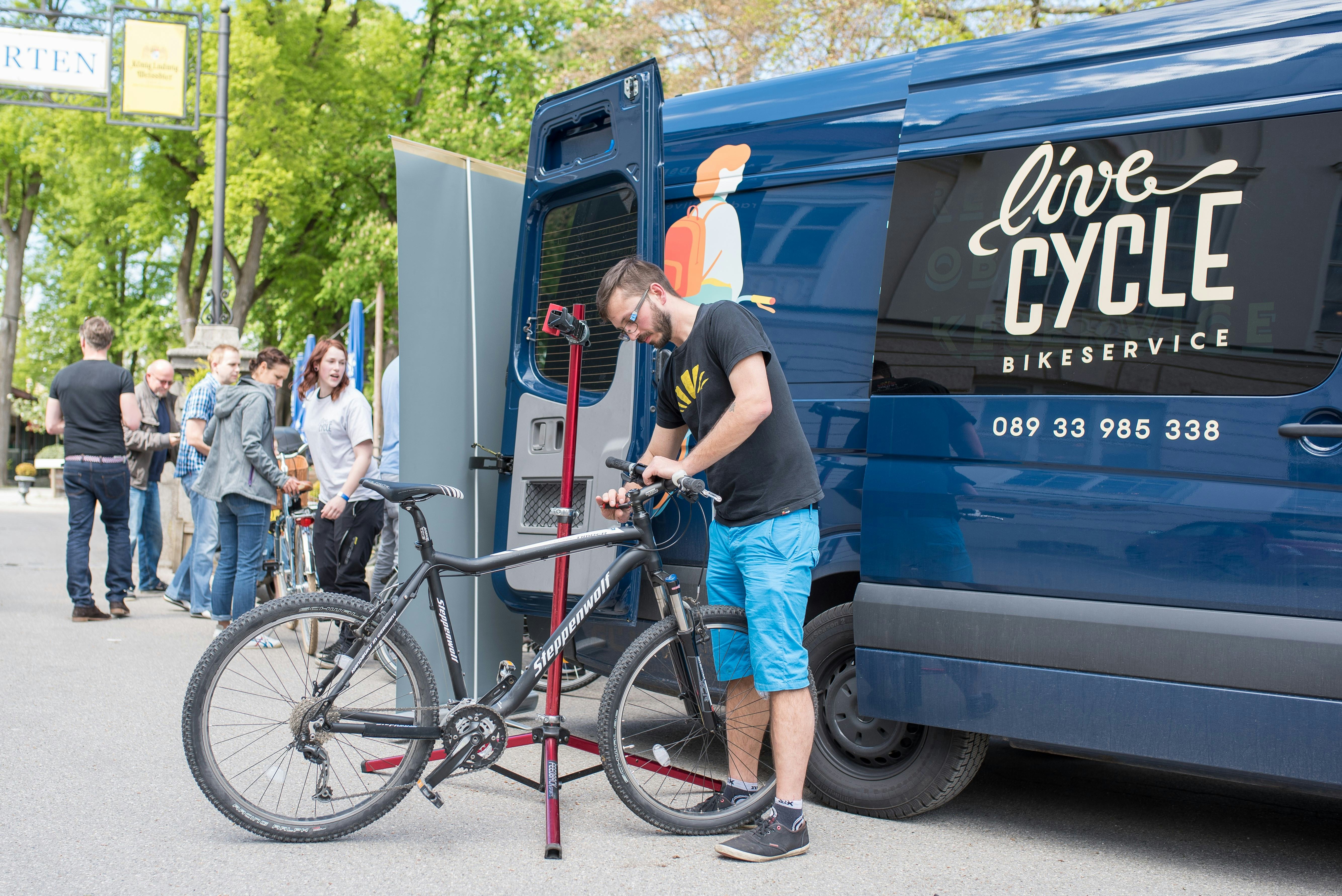 每個LiveCycle據點都有維修店,服務廂型車及兩個帶有工具包和備件的電動載貨車。照片來源/LiveCycle