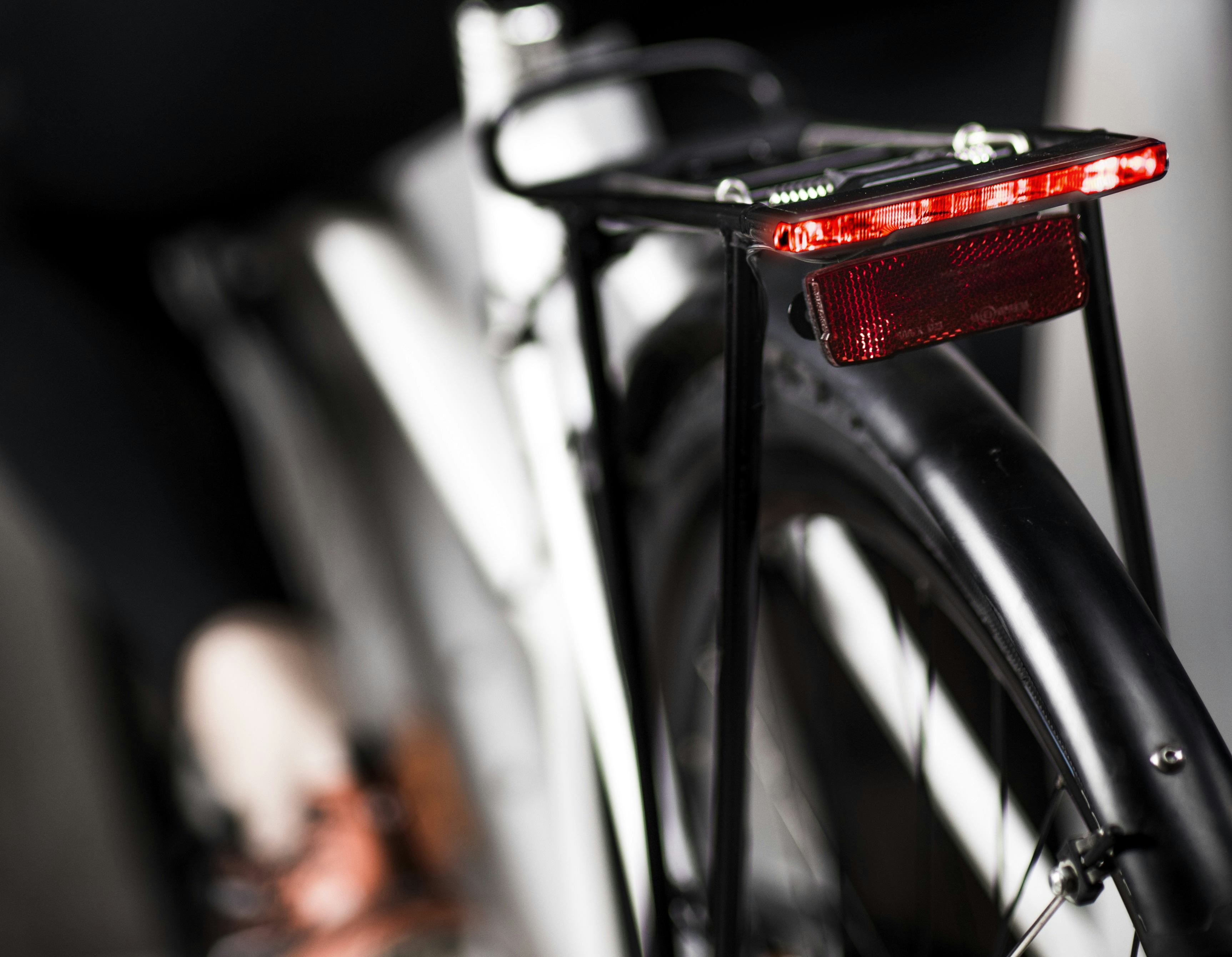 H-Cargo is suitable for both dynamo and e-bikes and is made to match modern carriers. – Photo Herrmans