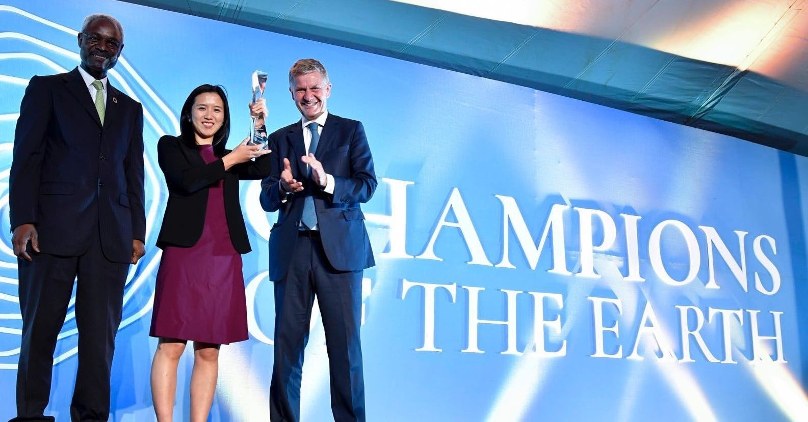 Proud of the award: Mobike founder and president Hu Weiwei (mid) between Deputy Executive Director UN Environment Ibrahim Thiaw (left) and Executive Director UN Environment, Under-Secretary General UN Erik Solheim (right). – Photo Mobike