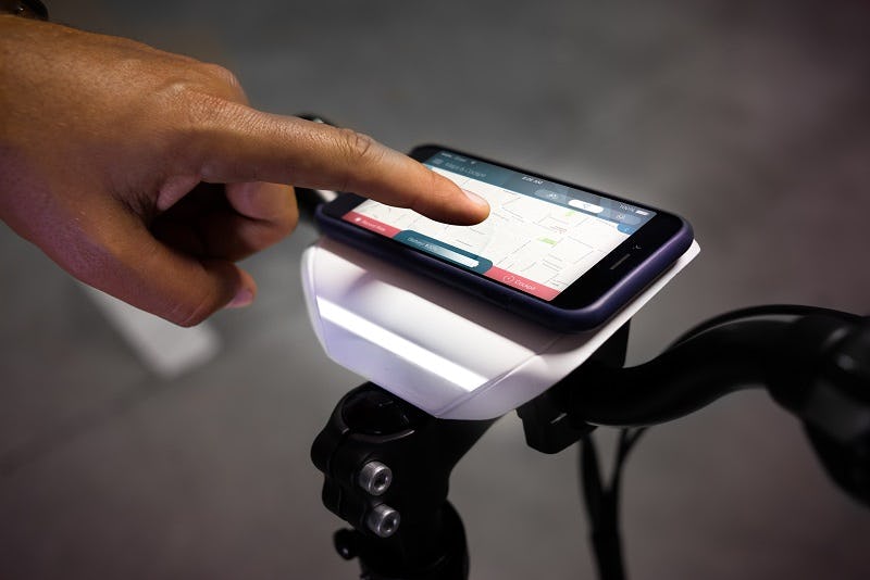 The e-bike comes to life instantly only by placing the smartphone on the MAT top surface. – Photo Siteal 
