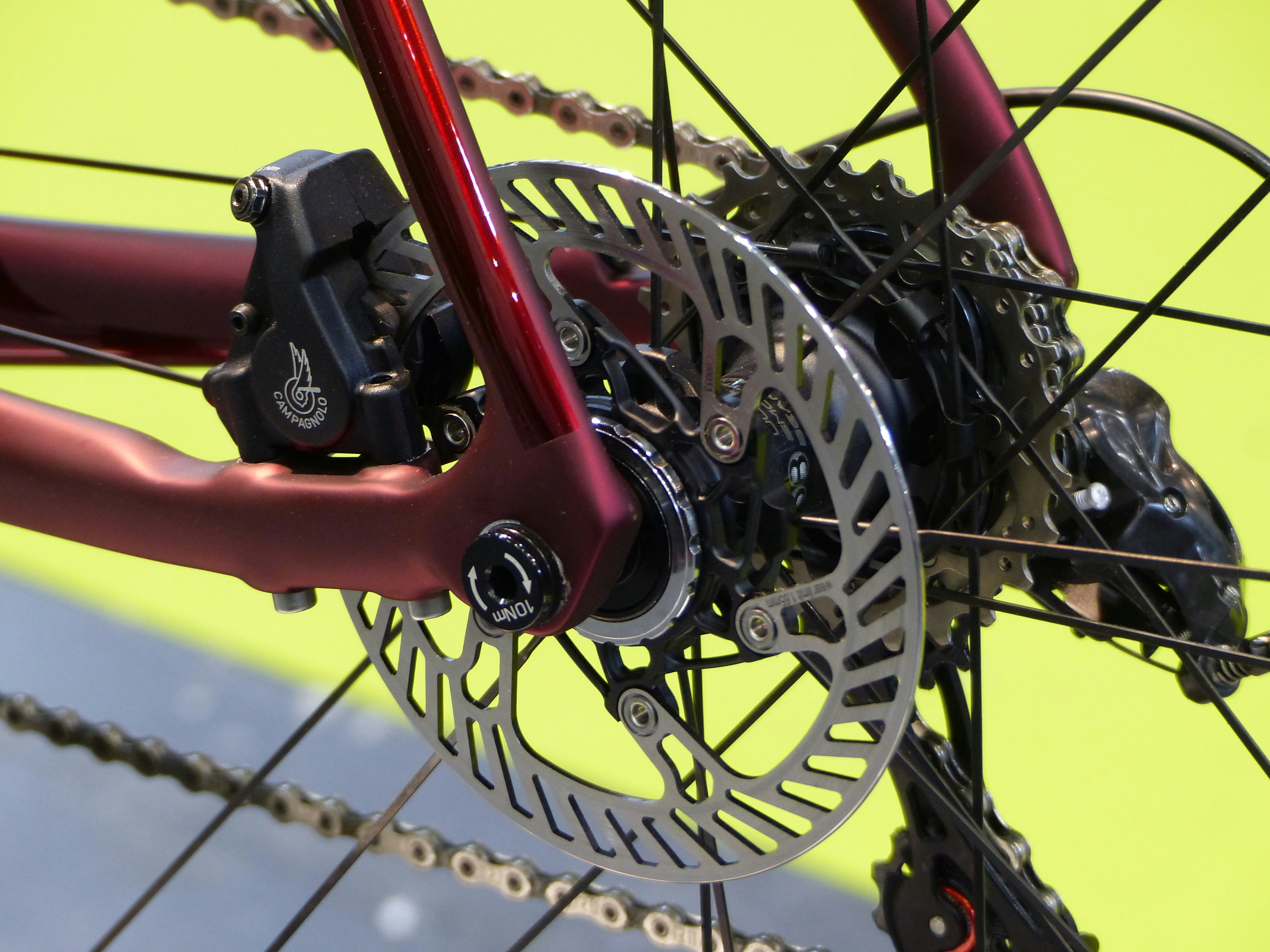 The use of disc brakes in competition has been a hot topic for several years. – Photo Bike Europe