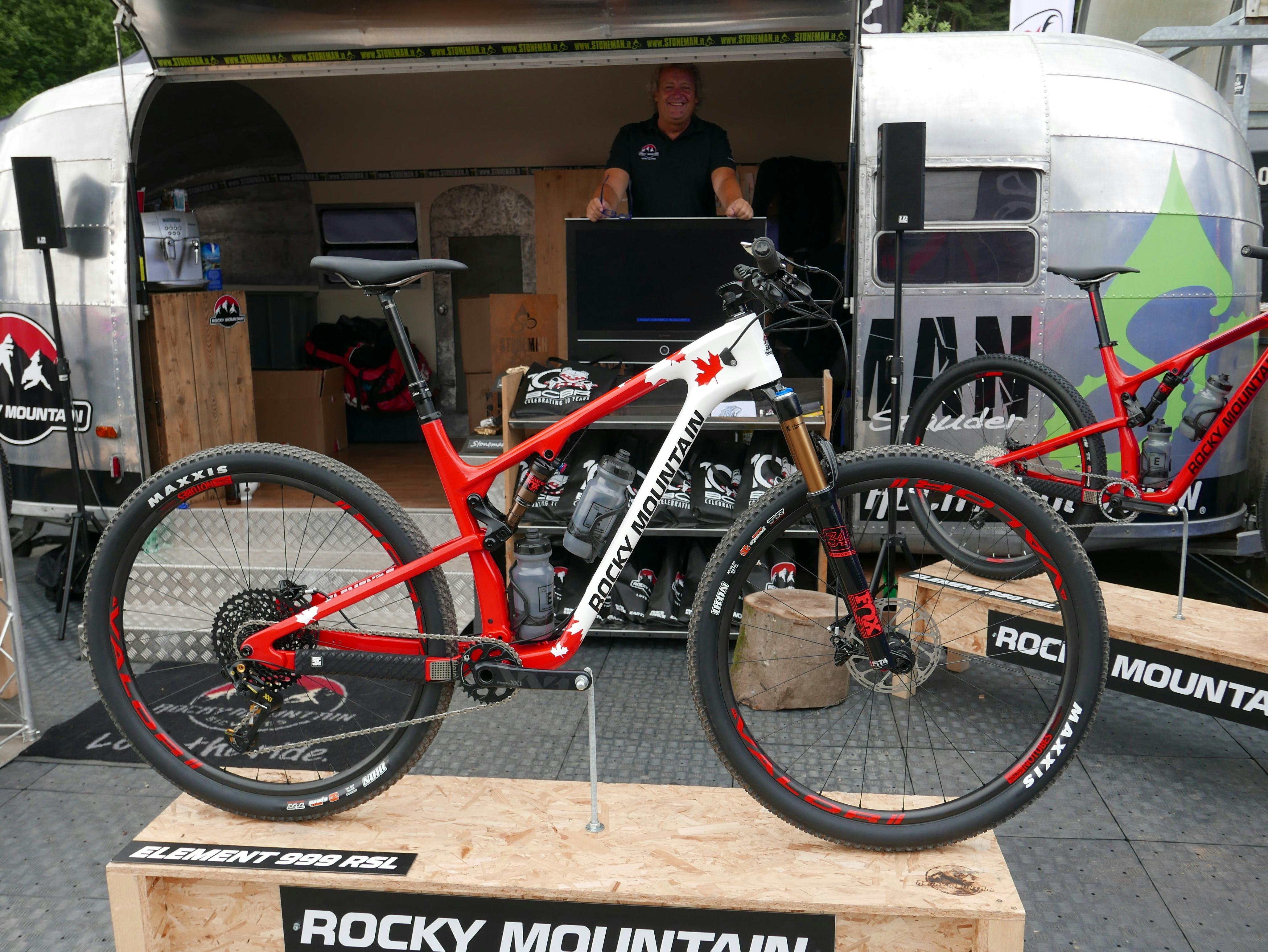 An international known classic: a full-suspension Rocky Mountain MTB in Canadian national colours including maple leaf design. – Photo Jo Beckendorff 