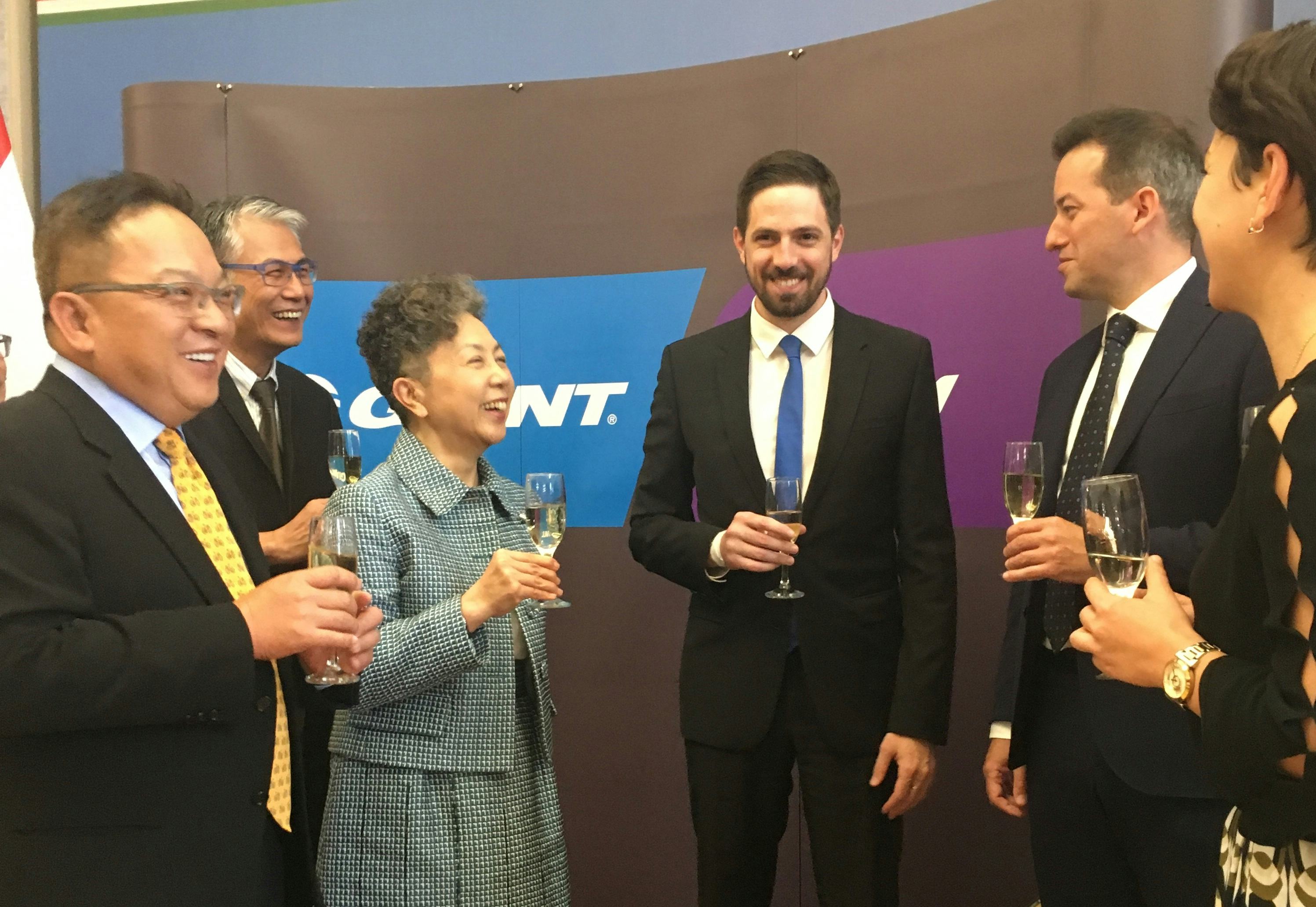 Hungarian officials and Giant executives after the joint press conference. Representing Giant Global Group (fltr.), CEO Young Liu, CMO Yugo Yarn, Chairperson Bonnie Tu, together with Deputy Minister of Foreign Affairs and Trade Levente Magyar and HIPA President Robert Esik. – Photo Giant