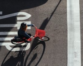 電動自行車成為Uber城市交通平台的一部分。照片來源／Jump