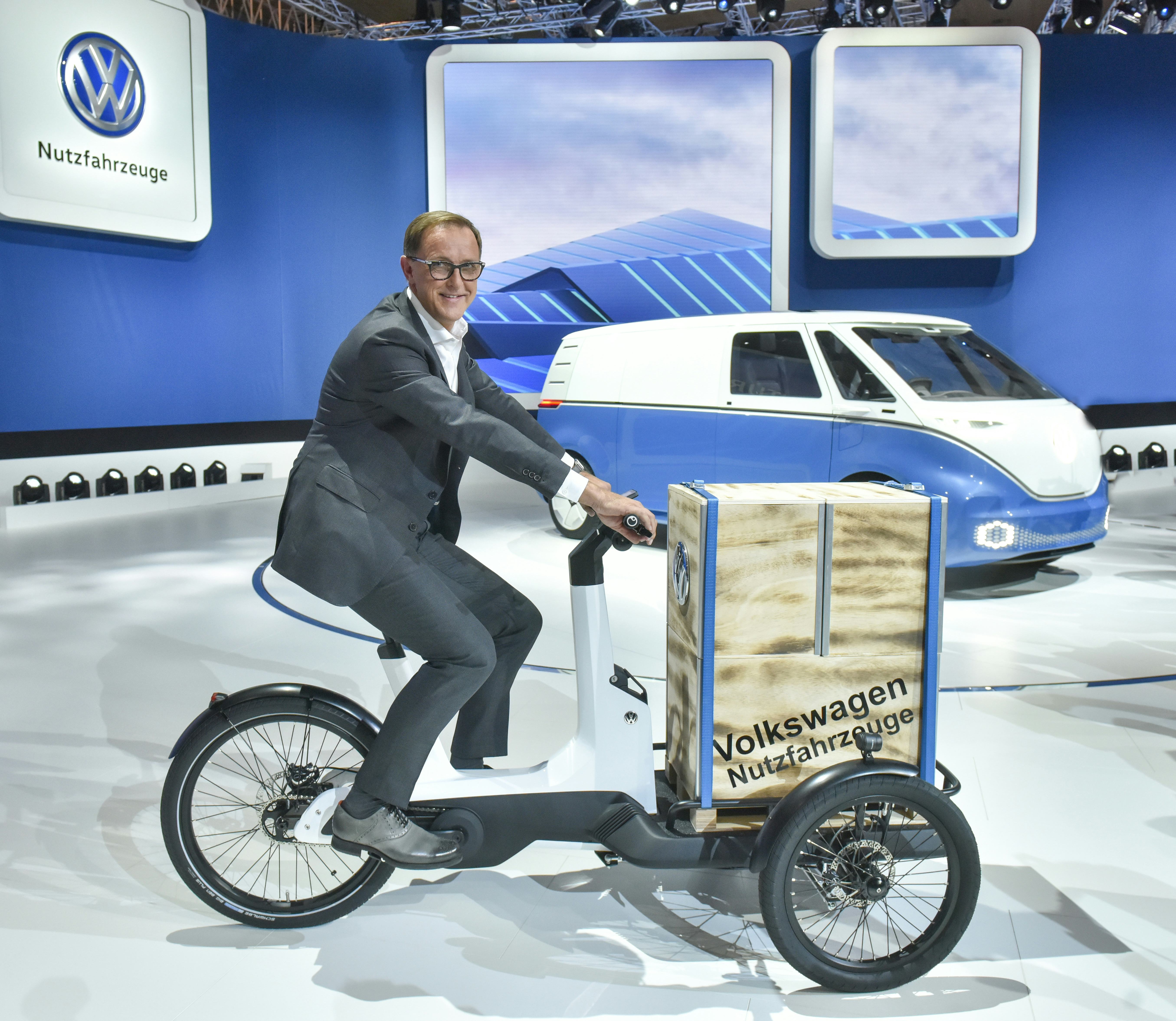 Volkswagen’s Commercial Vehicles CEO Thomas Sedran presents VW’s cargo e-bike. – Photo VW