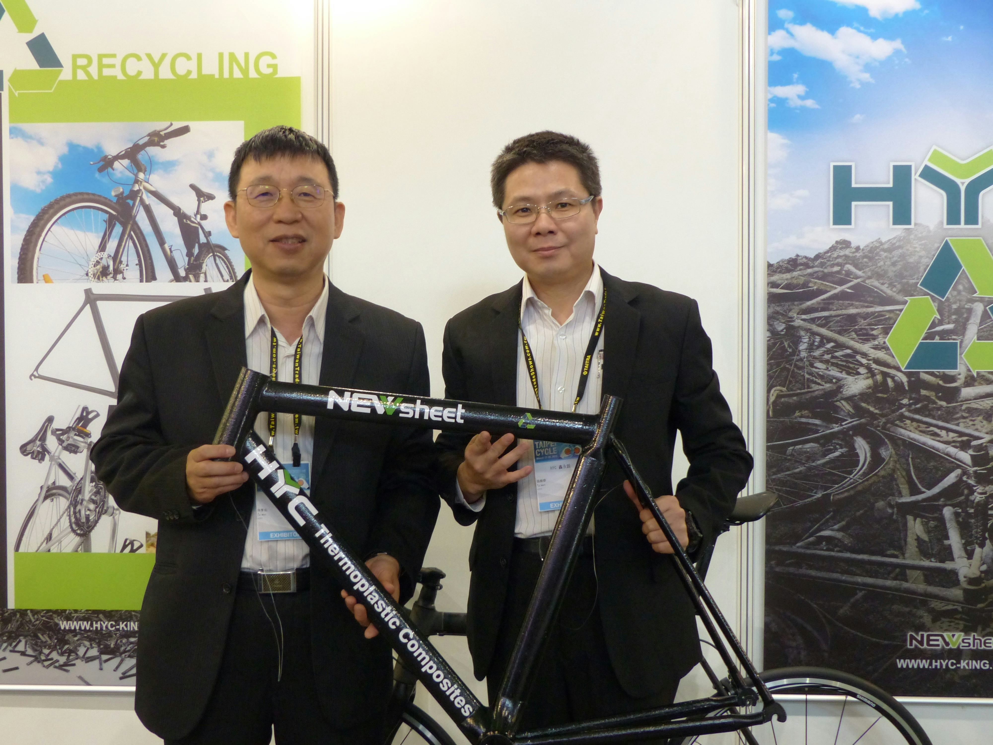 HYC GM Tony Lin (l.) and Manager Alex Chang presenting their frame made of thermoplastic composites. – Photo Bike Europe
