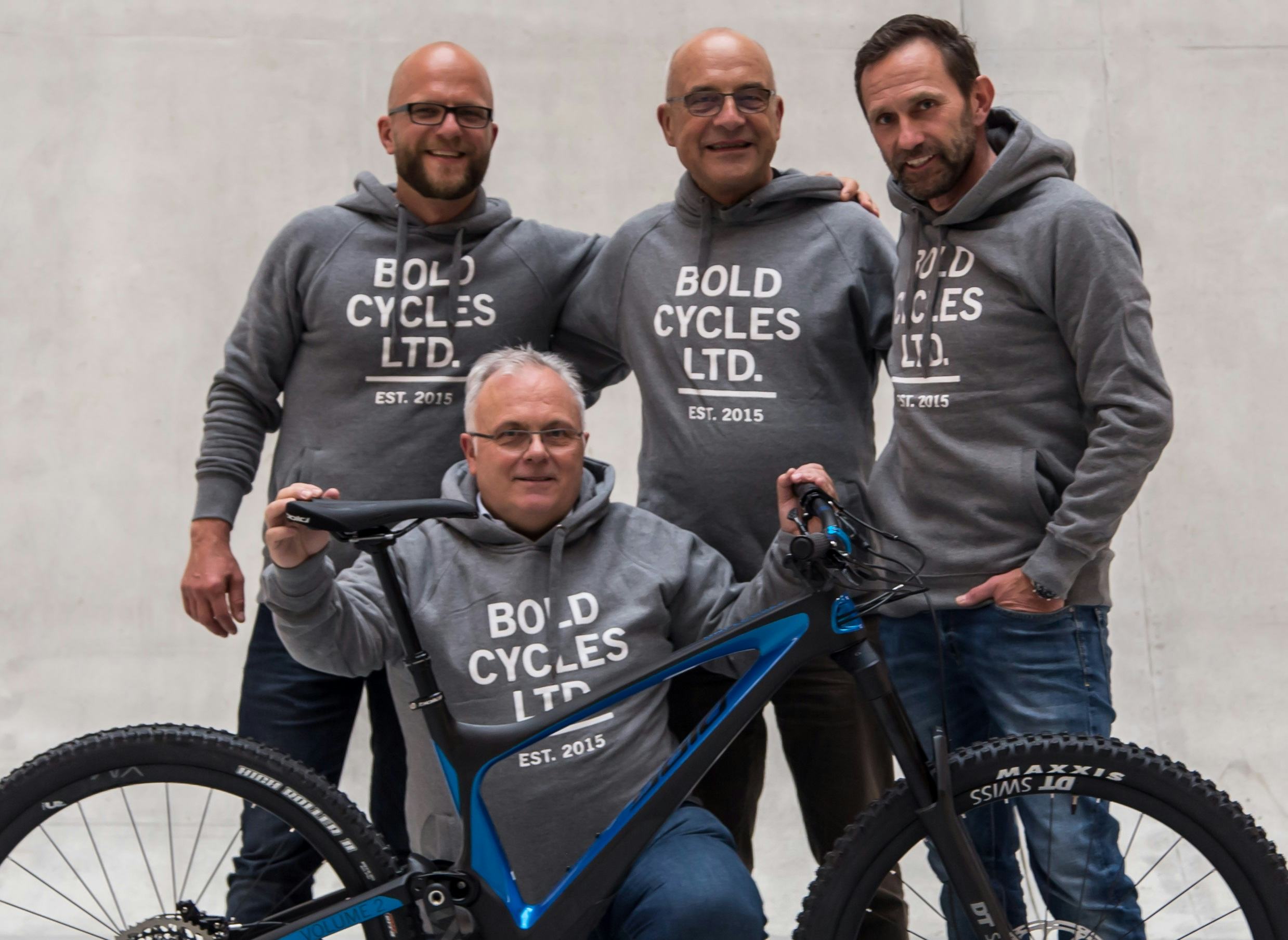 Strong together: Scott Sports Group CEO Beat Zaugg (kneeling) as well as from left to right Vincenz and Robert Droux of Bold Cycles and Scott Sports Group VP Pascal Ducrot. – Photo Scott Sports Group