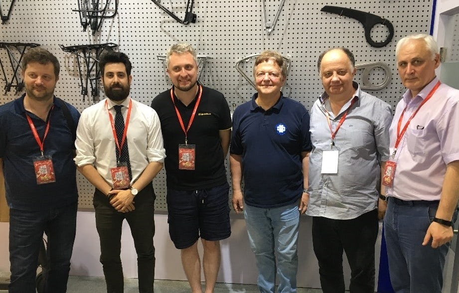 圖左至右為Yuary Nachevkin(Velomotors副總裁)、Manuel Marsilio(CONEBI)、Ilya Semenov(Velomotors 亞太總經理)、Erhard Büchel(CONEBI及Büchel GmbH)、Alexander Nachevkin(Velomotors總裁)及Oleg Borovoy(Velomotors技術總監)。照片來源/CONEBI