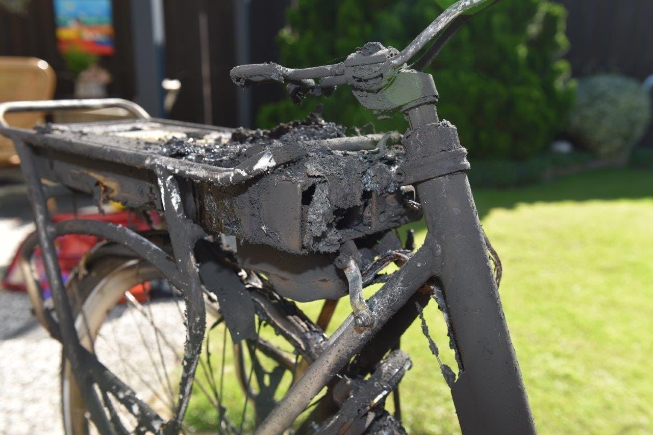 Li-Ion batteries that catch fire produce their own oxygen. There’s now a method that blocks oxygen release. – Photo Bike Europe
