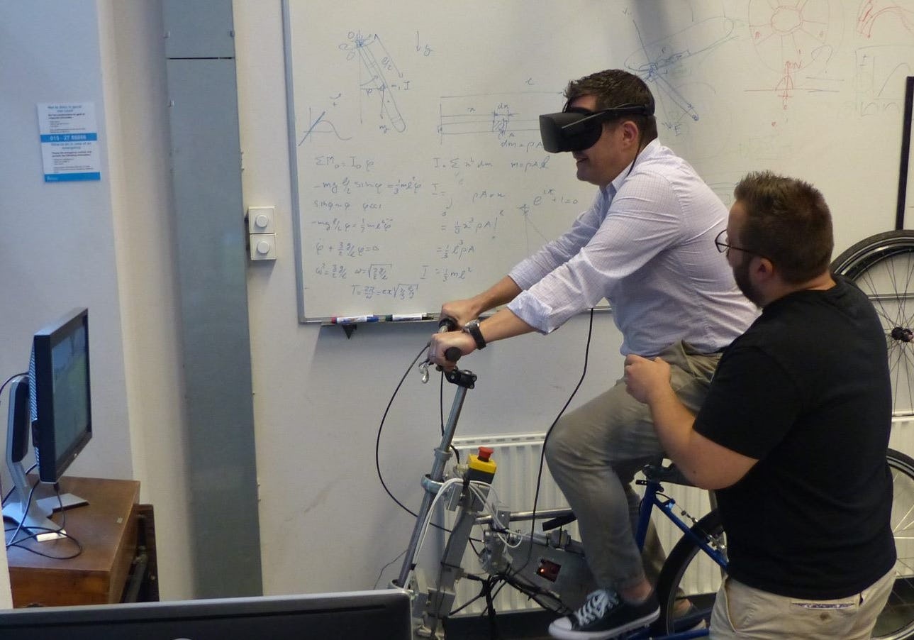 The Cycling Lab can validate the body behavior with the bicycle simulator developed at the university. – Photos Bike Europe 