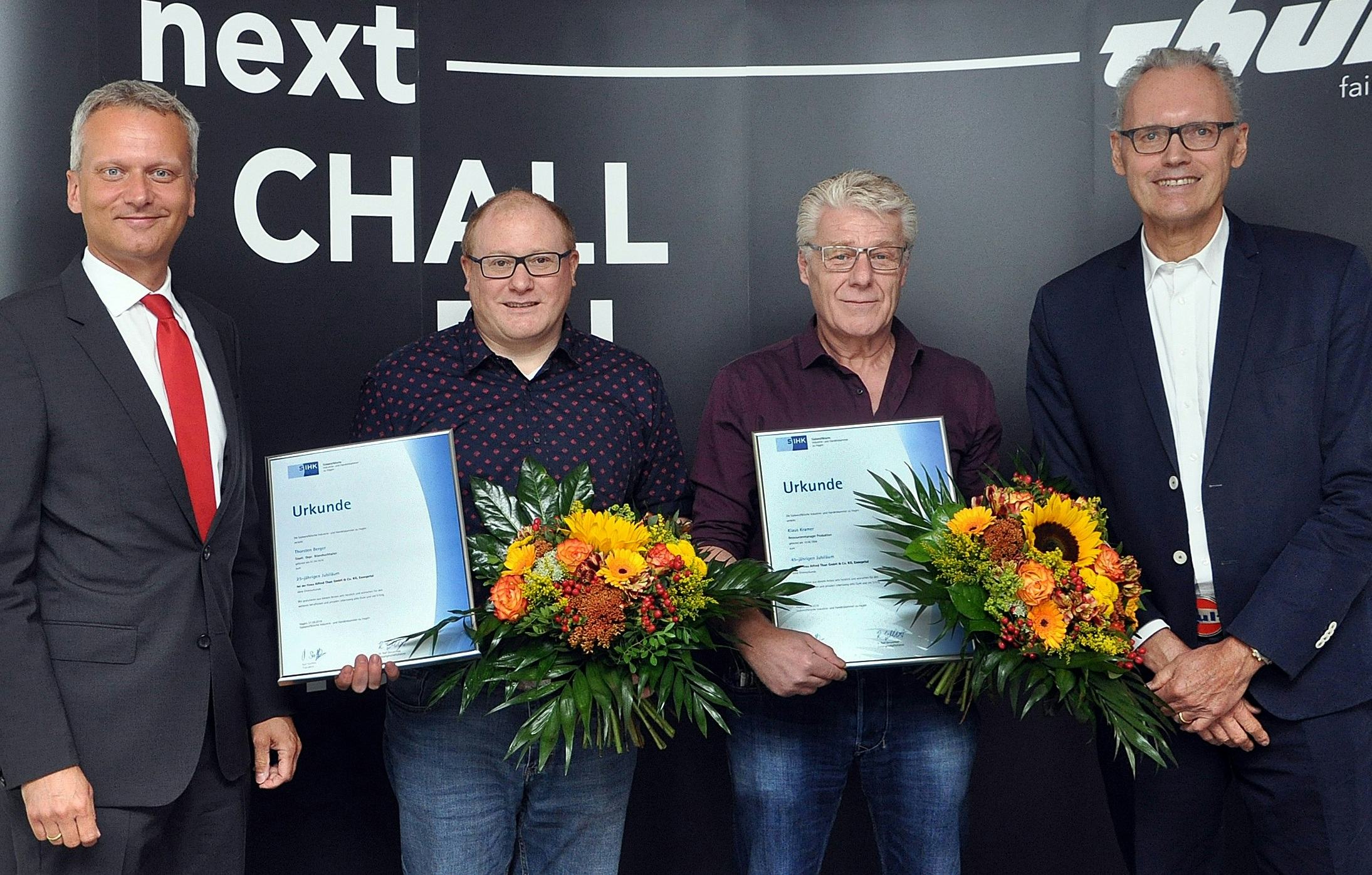 Dr. Ralf Geruschkat (l.), Managing Director of SIHK, personally handed over the SIHK’s 70,000th years-of-service certificate to Klaus Kramer (2nd from right), who was celebrating his 45th anniversary at Alfred Thun GmbH & Co. KG, Ennepetal, Germany. Company owner Alfred Thun (r.) presented Thorsten Berger with a certificate for 25 years of service.