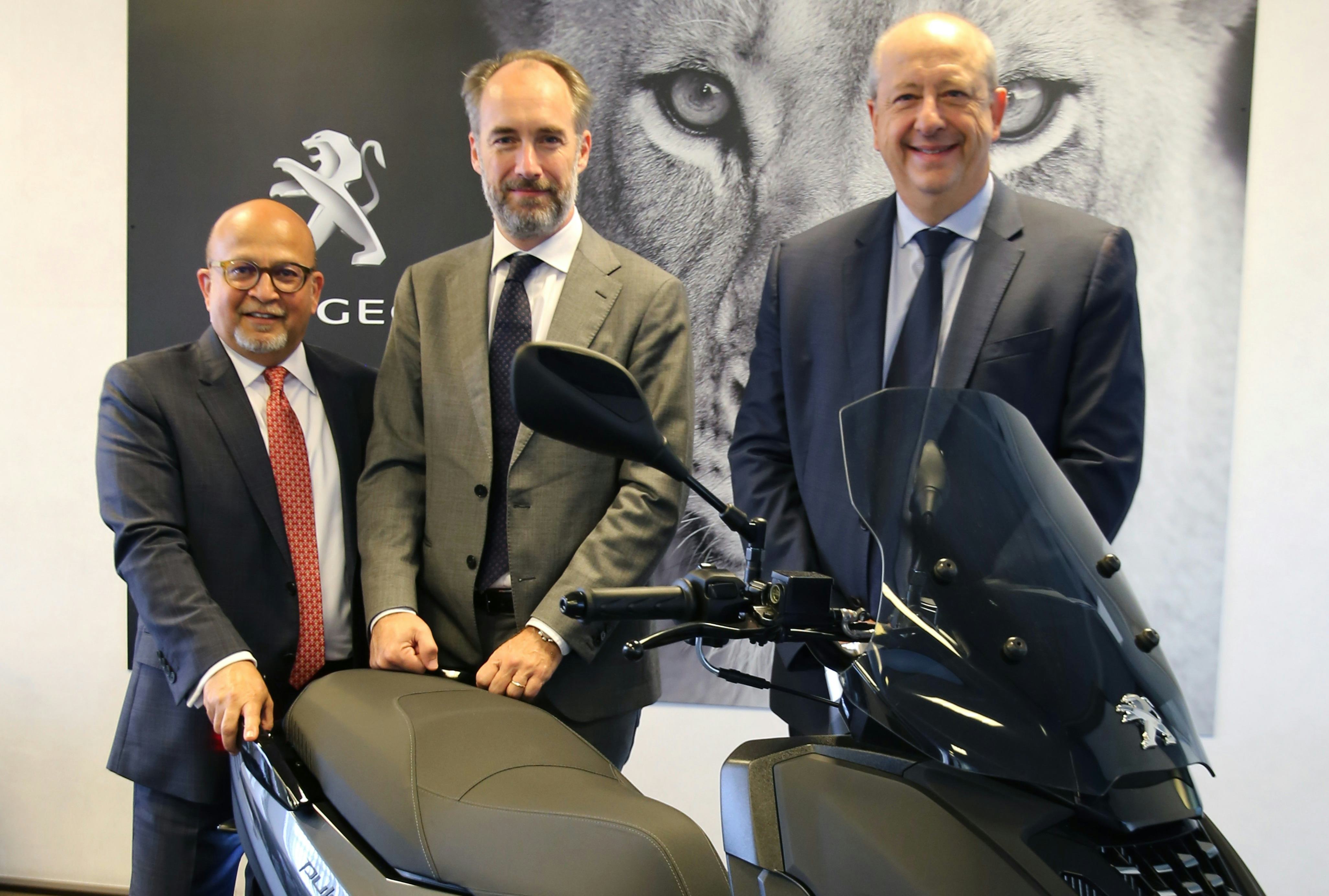From left to right: Prakash Wakankar (CEO 2Wheeler Business M&M Ltd.) Costantino Sambuy (CEO PMTC) Jean-Philippe Imparato (CEO Peugeot). - Photo PSA Group