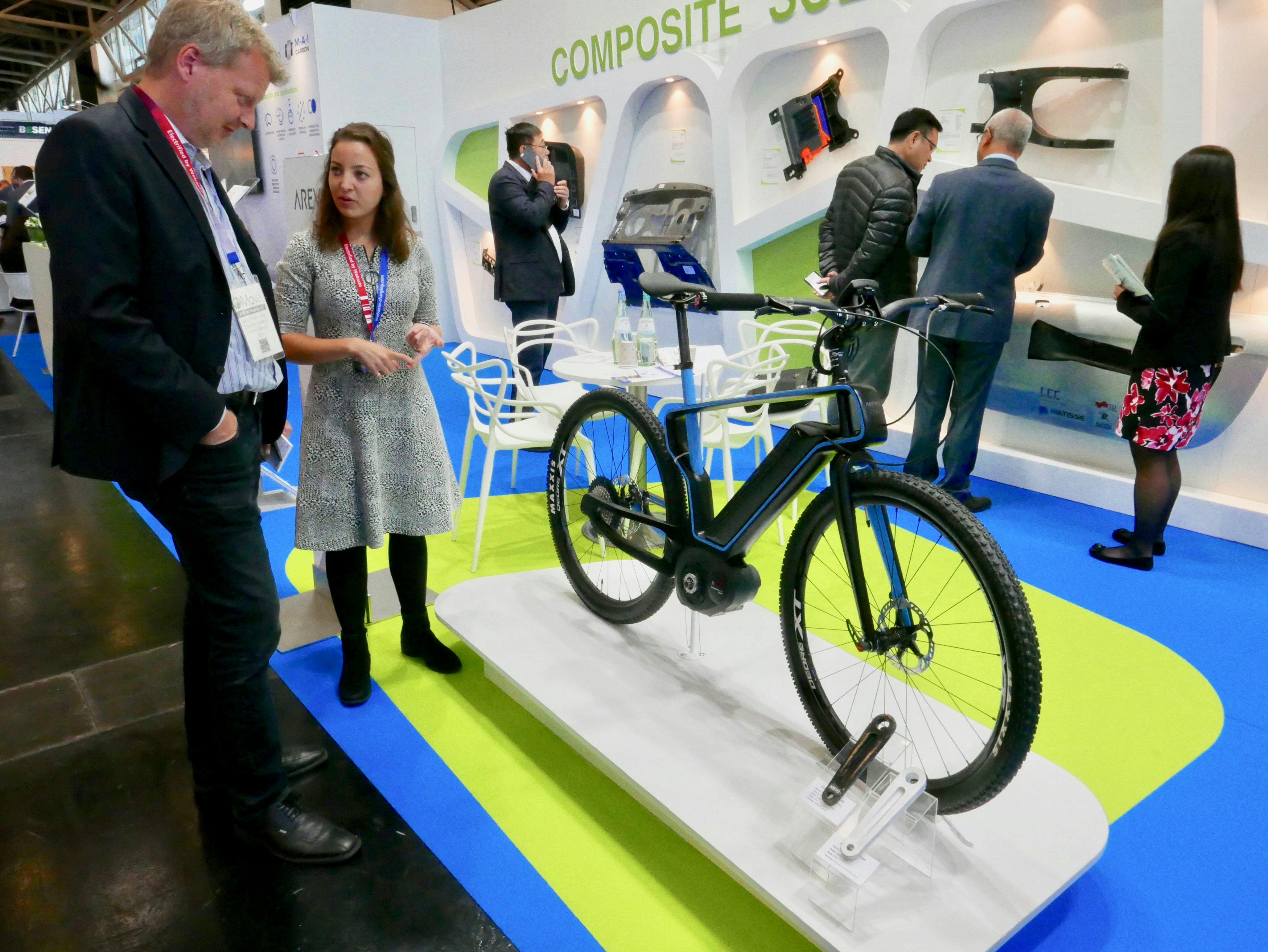 Arevo Business Development Manager Magda Zydzik explaining 3D-printed e-bike carbon frame. – Photo Jo Beckendorff