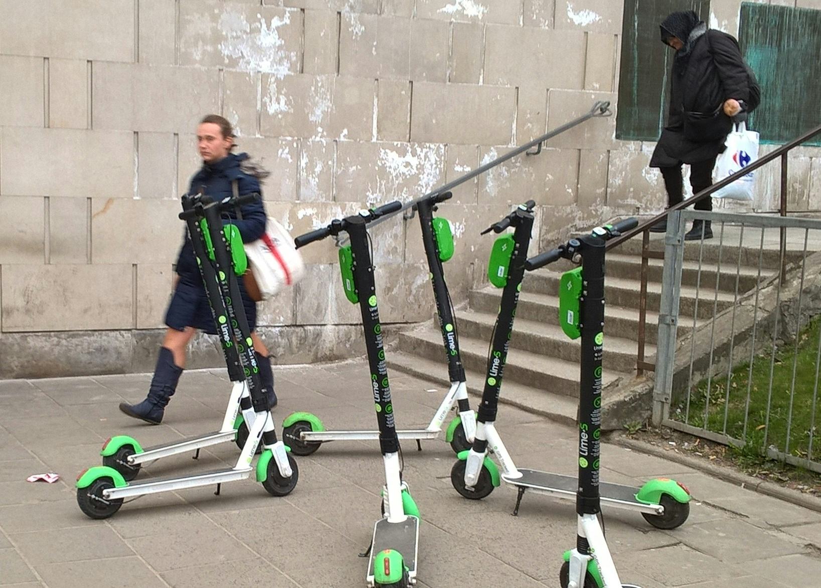 Sharing systems for electric step-scooters are backstabbing the bicycle industry in Poland. – Photo Marek Utkin