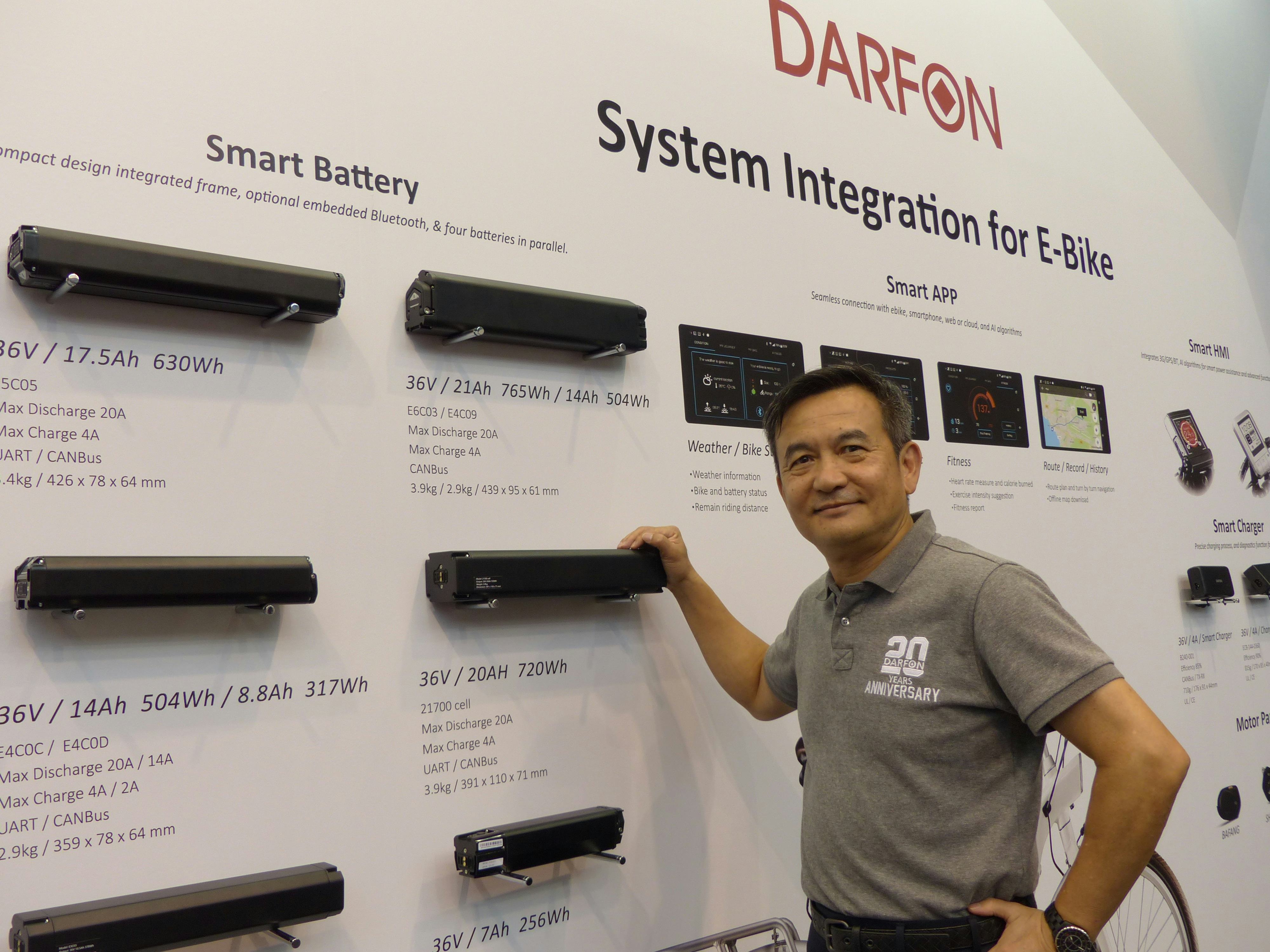 Darfon CEO Andy Su showing the company’s battery range with 360Wh batteries for e-road bikes, 417Wh and 504Wh batteries for e-city/e-trekking bikes and 720Wh batteries for e-MTBs. – Photo Bike Europe