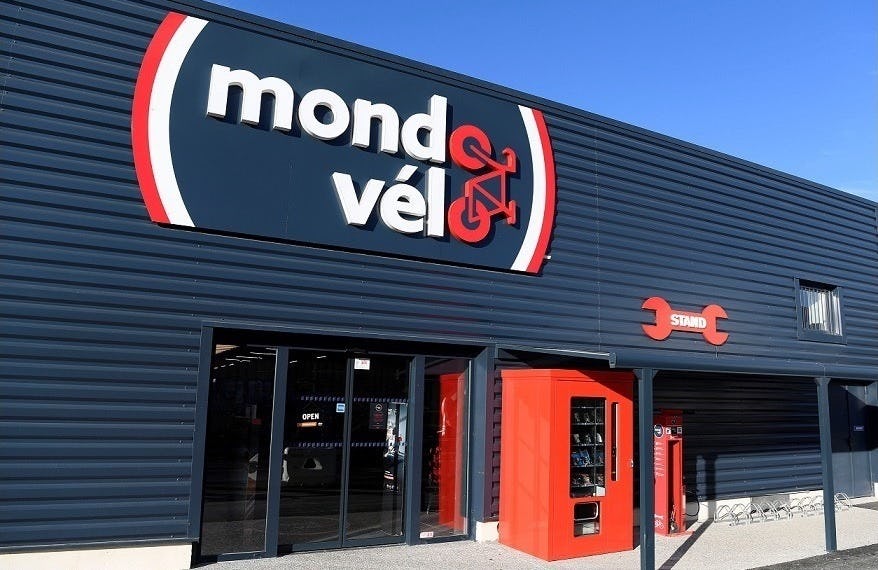 Mondovélo’s new store concept includes new logo and new colors for store facade. - Photo Michel de Chavanon