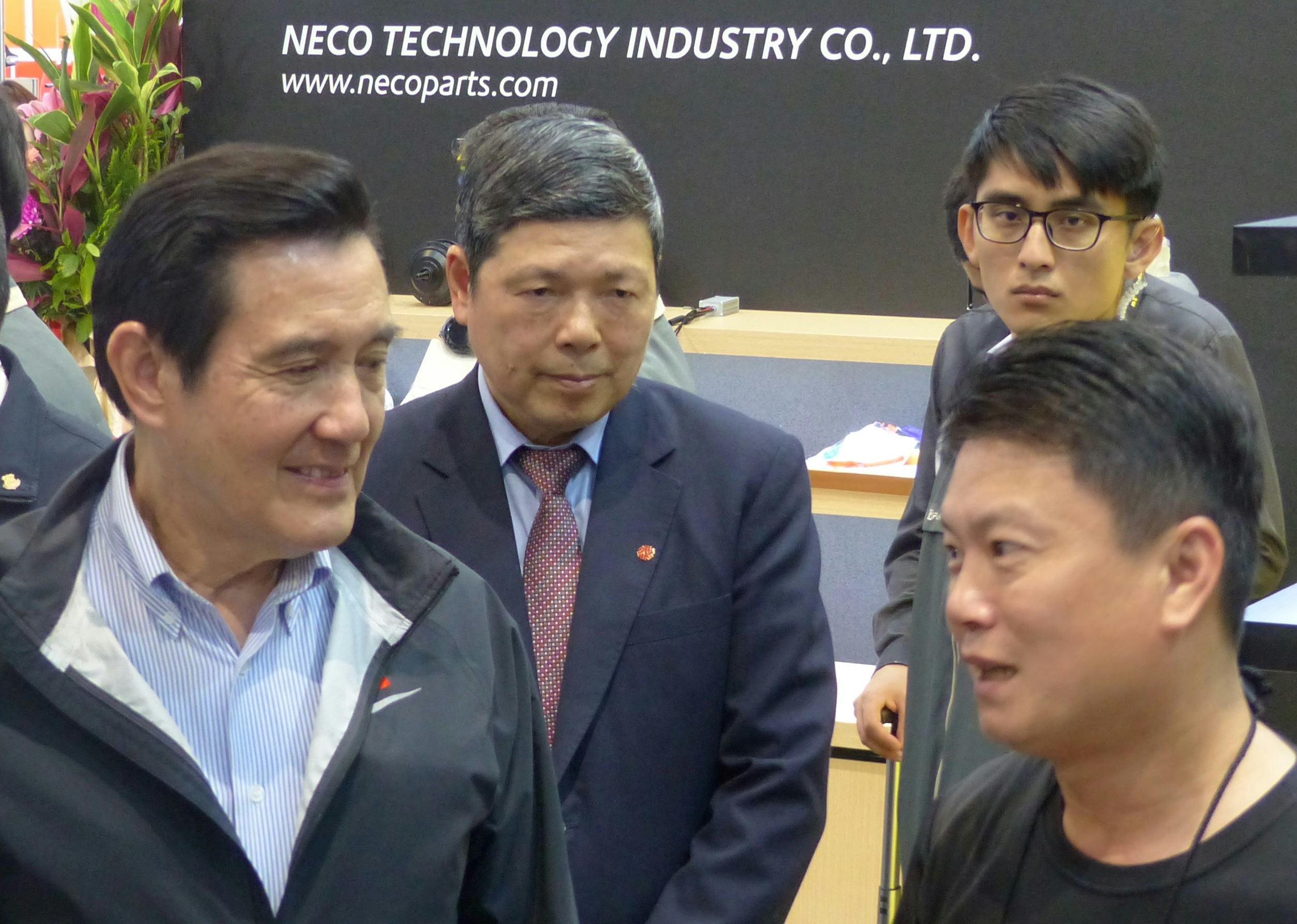 Former Taiwan President Ma (left) and TAITRA CEO Walter Yeh (2nd left) at the NECO booth on Taipei Cycle 2019. – Photo Bike Europe