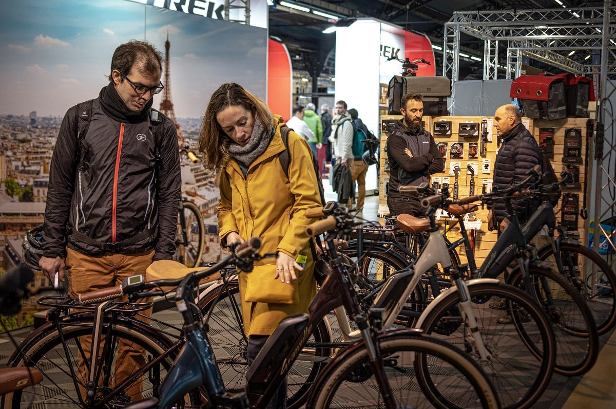 Velo Paris visitors were particularly interested in 2020 e-bikes. – Photo Michel de Chavanon