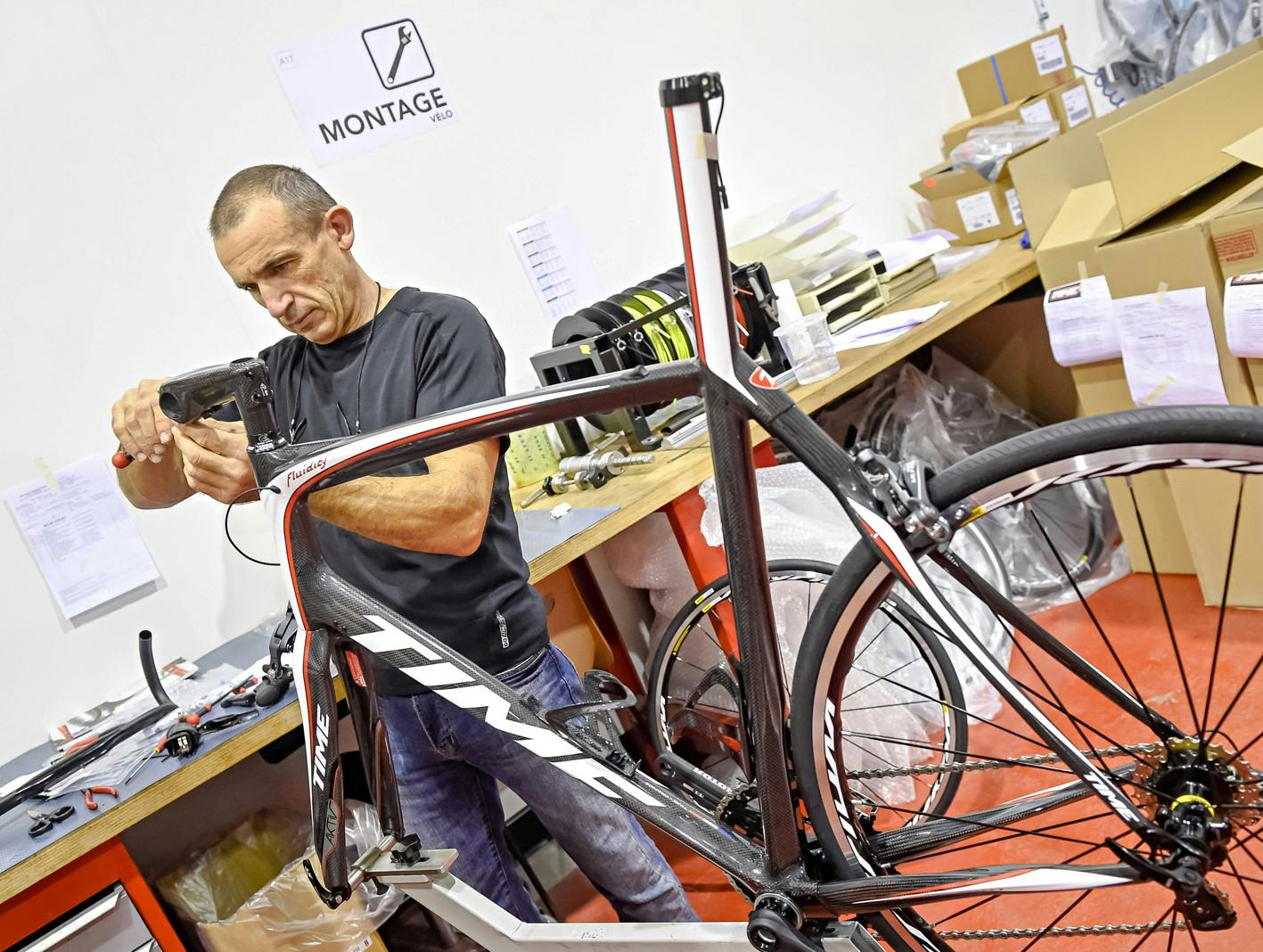 The carbon bikes production and assembling lines in Voreppe, France, before the factory closure in 2019. - Photo Michel de Chavanon 