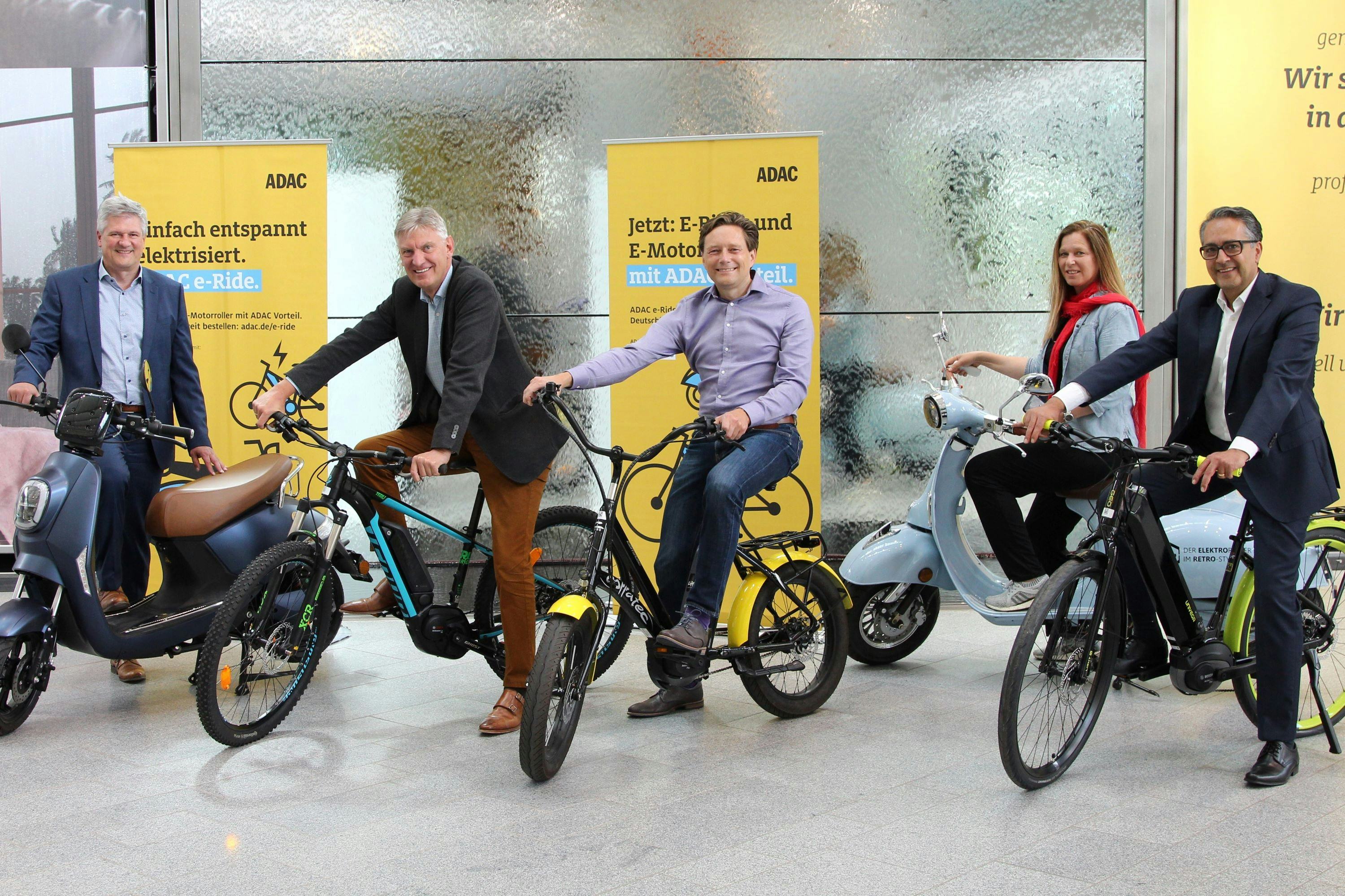 From left to right: Martin Kratzer, Head of Marketing & Strategy, ADAC SE, Ludger Kersting, Managing Director, ADAC Service, Andreas Nelskamp, Founder & CEO, Rydies GmbH, Patrizia Weber, Product Manager ADAC SE and Mahbod Asgari, Board Member, ADAC SE. - Photo Rydies