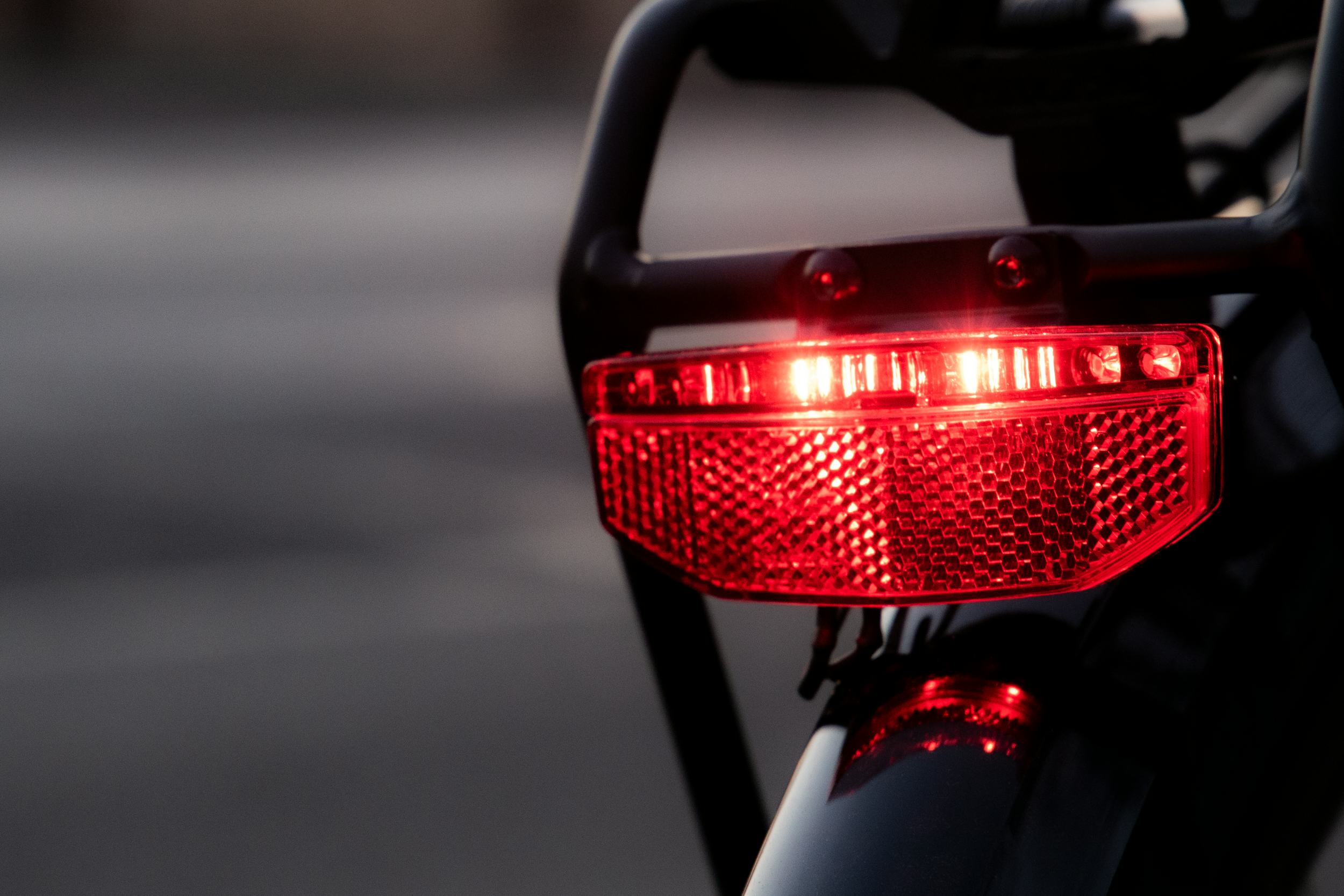 The brightness of the Edge brake light is more than five times as high as that of the rear light. - Photo Büchel