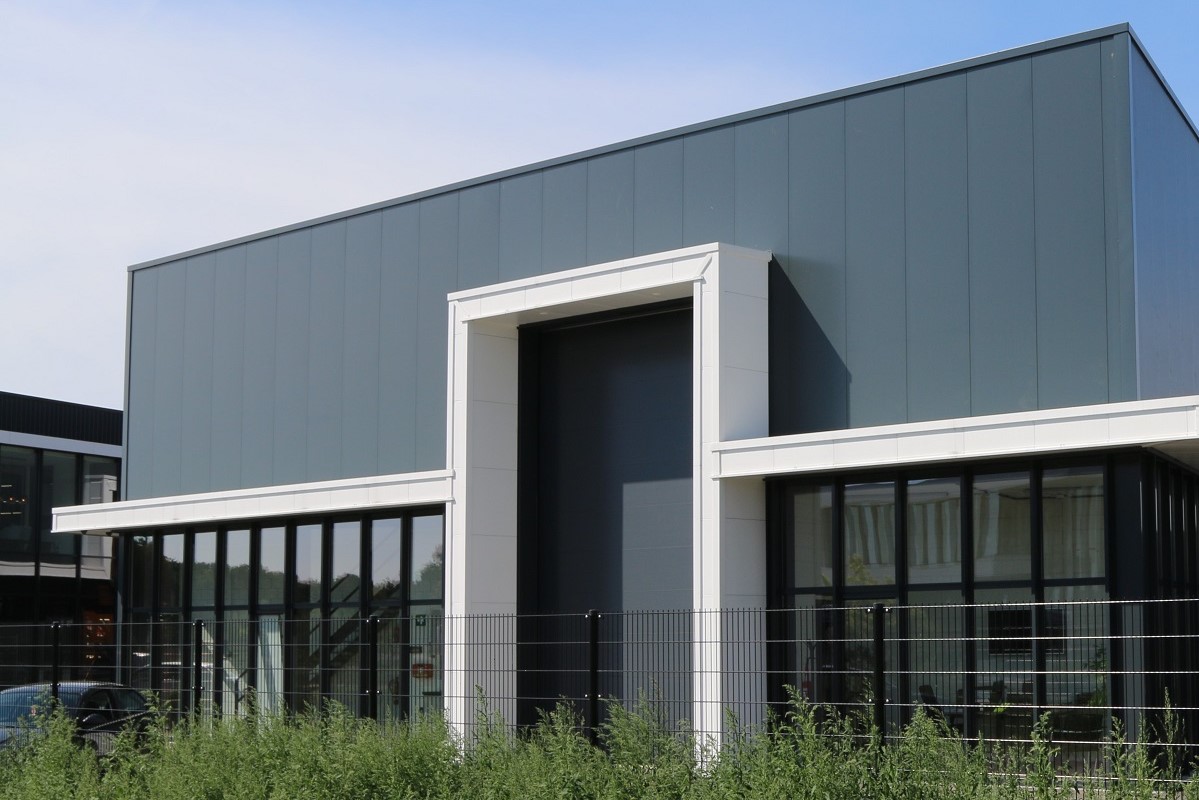 該座倉庫有13個密封隔間，分別存放36,000個電池，主要是減少意外發生的可能性。照片來源／Stella