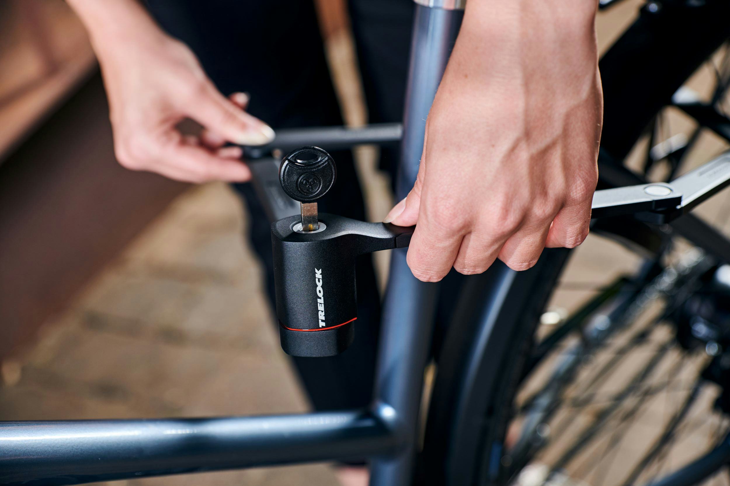 The FS 480 COPS available from specialist dealers includes IN-X cylinder, reversible key, 360-degree lock head, rubberised locking rods, X-Press bracket and Trelock Key Service. - Photo Trelock