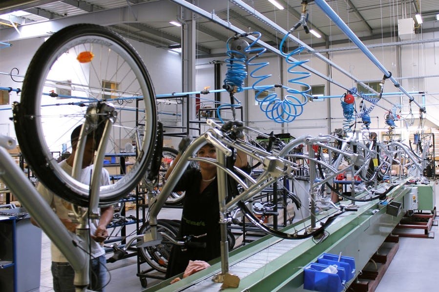 At La-Roche-sur-Yon in the North West of France, the French manufacturer Arcade Cycles is producing 400 bikes per day. Currently, the e-bike business is representing more than 50% of the production and more than 70% of the turn-over. - Photo Michel de Chavanon