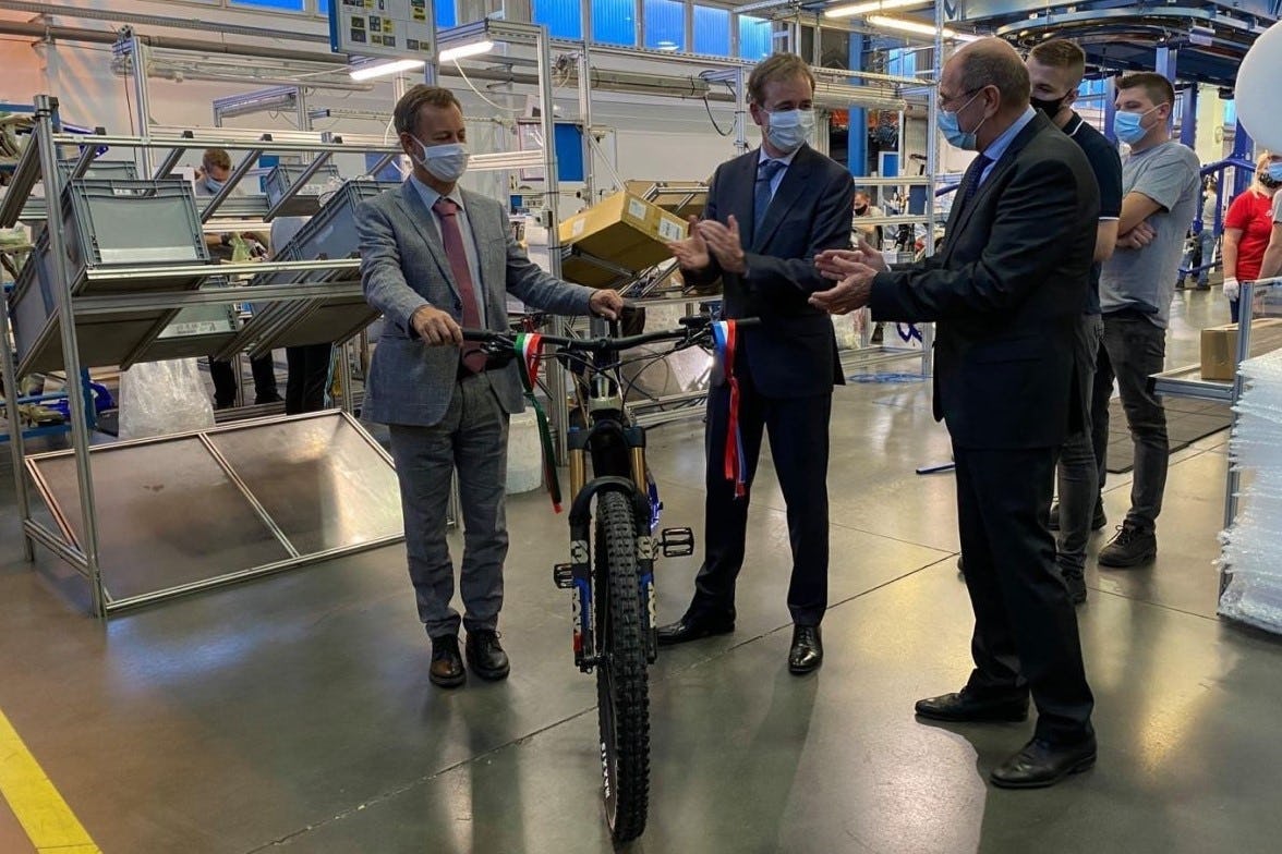 Government Commissioner Máriusz Révész, Dutch Ambassador Rene van Hell were welcomed by Accell Hunland’s managing director Attila Vass in the factory (fltr.). – Photo Accell Hunland 
