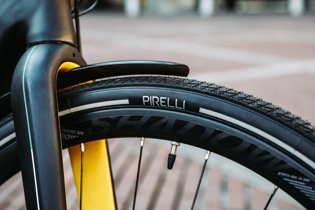 The tread of the CYCL-e tyre is formed by two layers of compound, a cap and a base. - Photo Pirelli 