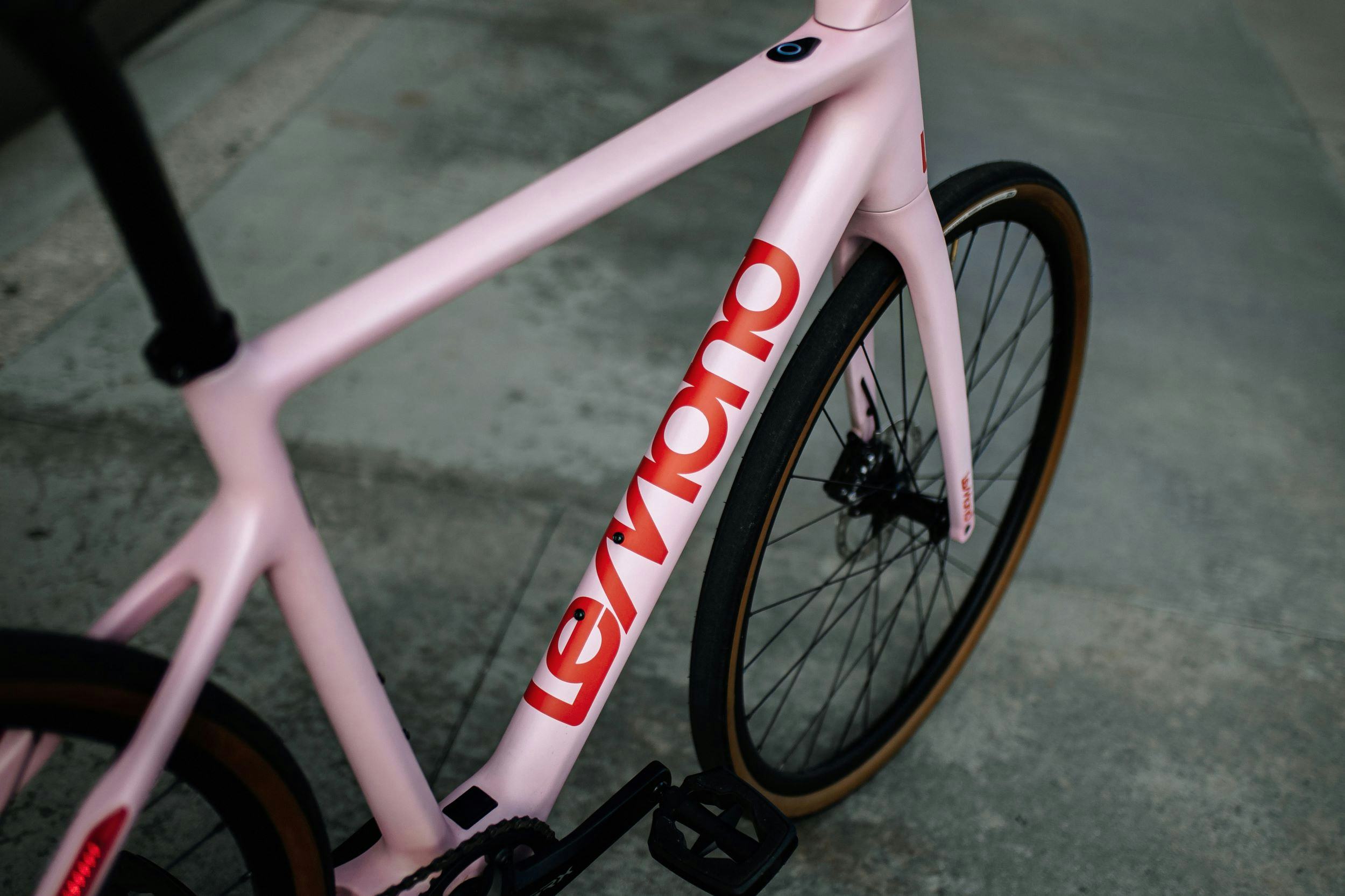 The Prolog, which starts shipping in February 2021, is available in Blanc, Noir, and Rosa colourways. - Photo LeMond 