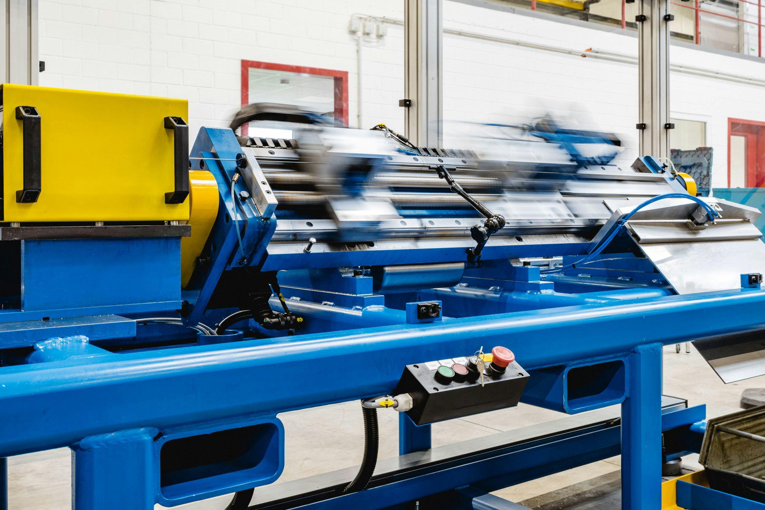 Thanks to the high-speed slides of the gauge reducing machine, throughputs of up to 40 spokes per minute can be achieved. - Photo AMBA