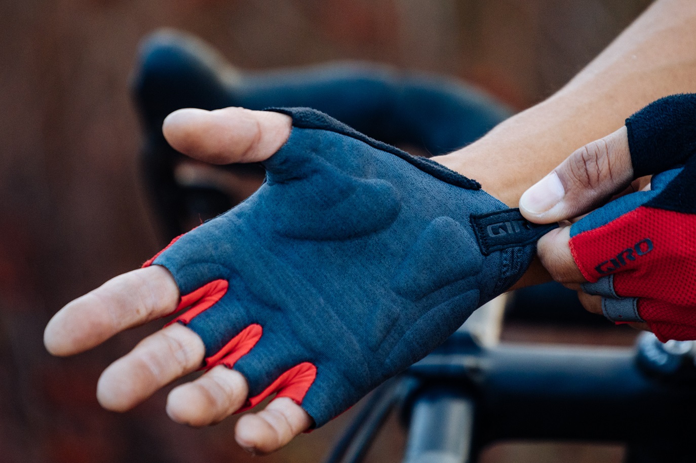 First showing of Giro gloves with Elastic Interface palm technology