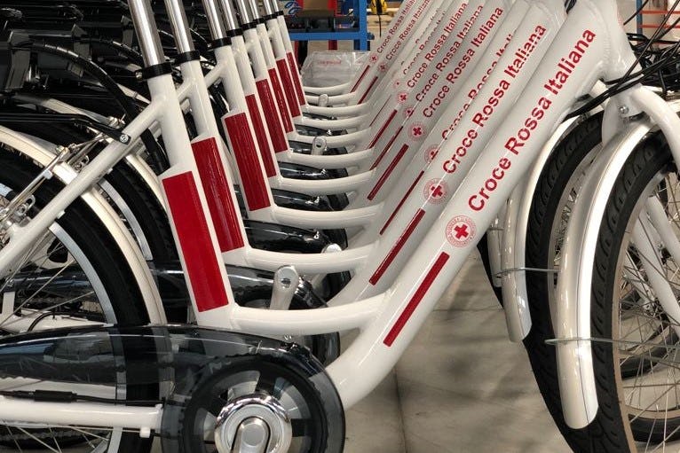 The e-bikes manufactured by Five feature the classic red and white colours of the Red Cross. - Photo Five Bikes