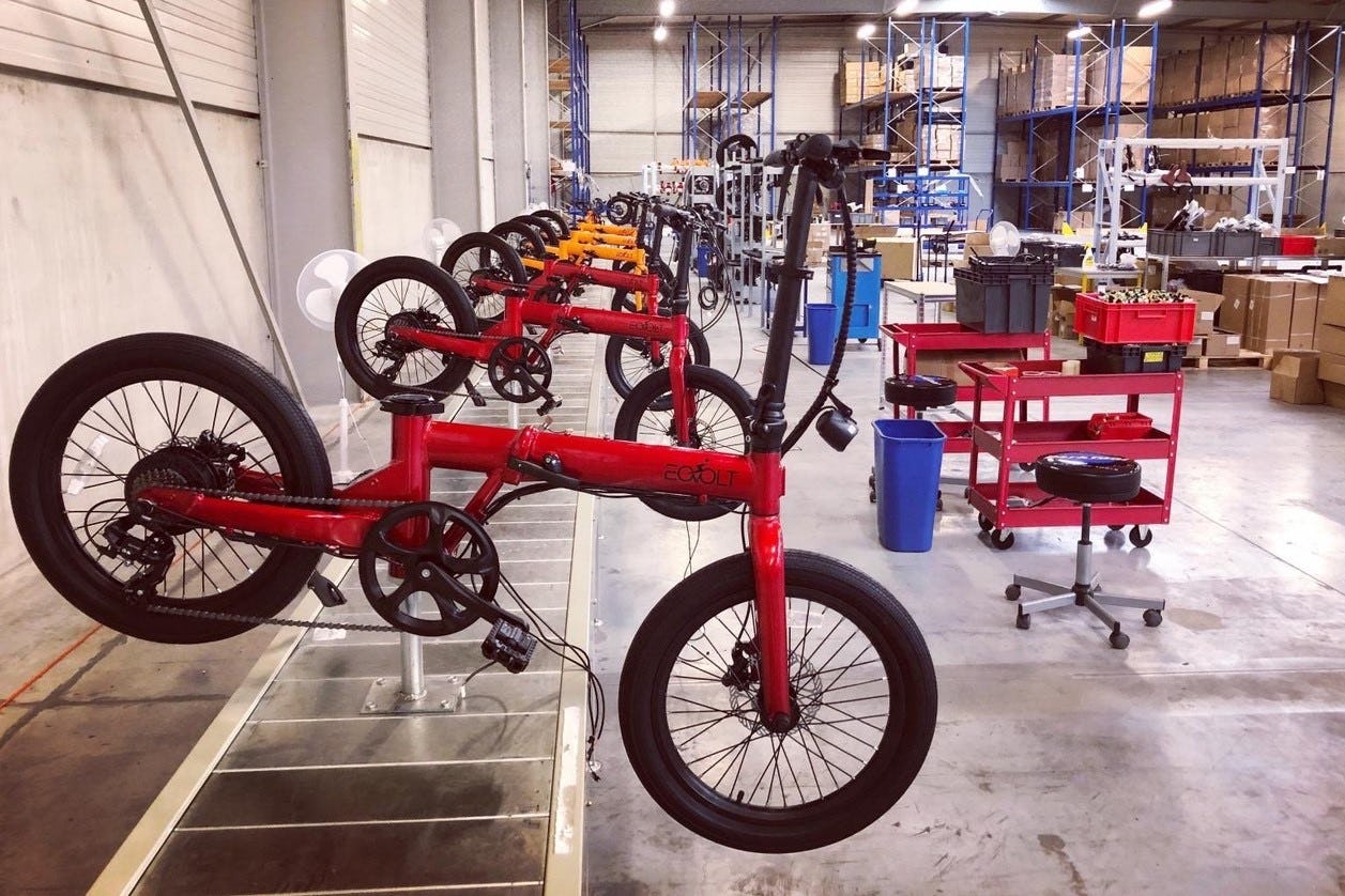 The new assembly line of the French brand Eovolt can produce 1,200 e-bikes per month. - Photo Michel de Chavanon